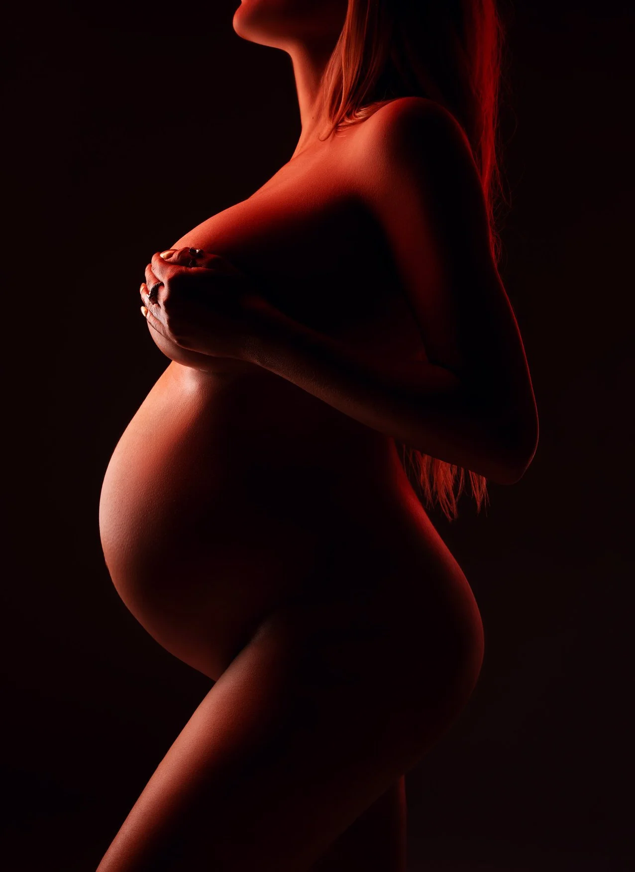 Maternity photoshoot with silhouette pregnant belly warm light in Chicago - Filaneyka photo studio