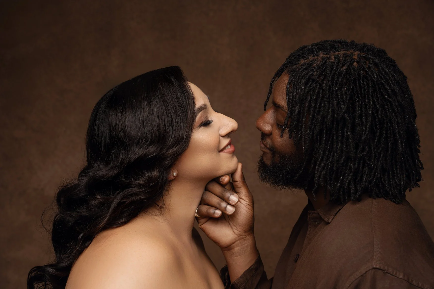 Maternity portrait session with intimate couples maternity close-up in Chicago - Filaneyka photo studio