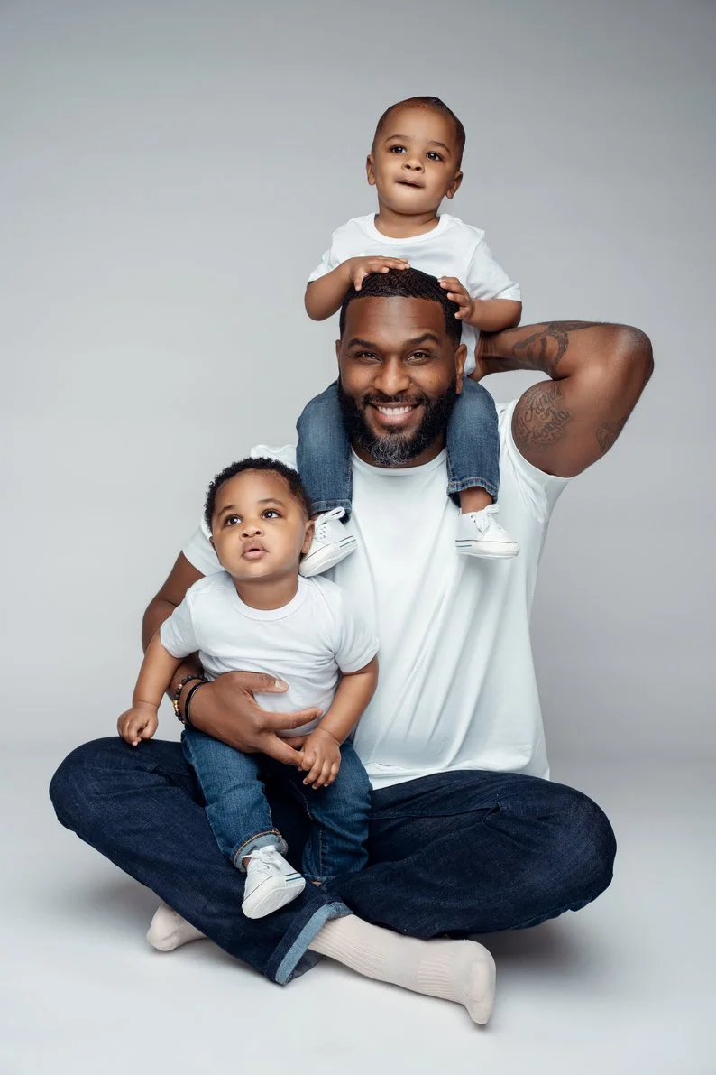 Family portrait session with father with two toddlers posing in Chicago - Filaneyka photo studio