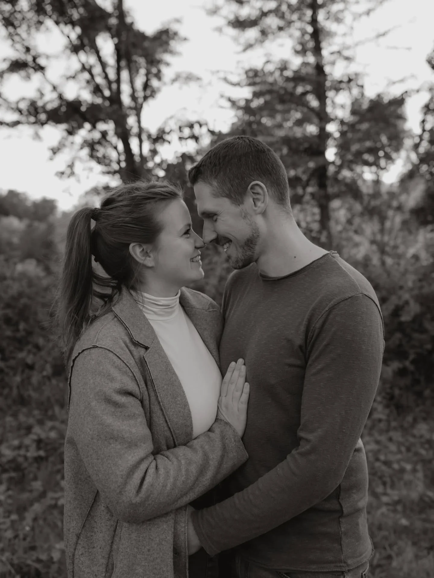 🍁Zwischen all dem L&auml;rm des Alltags 
dieses leise Wir.

Wenn Blicke erz&auml;hlen, was Worte nicht schaffen.

Wenn Lachen nachklingt und N&auml;he sichtbar wird.

Familienfotografie ist kein gestelltes L&auml;cheln.
Es ist das unperfekte Perfekt