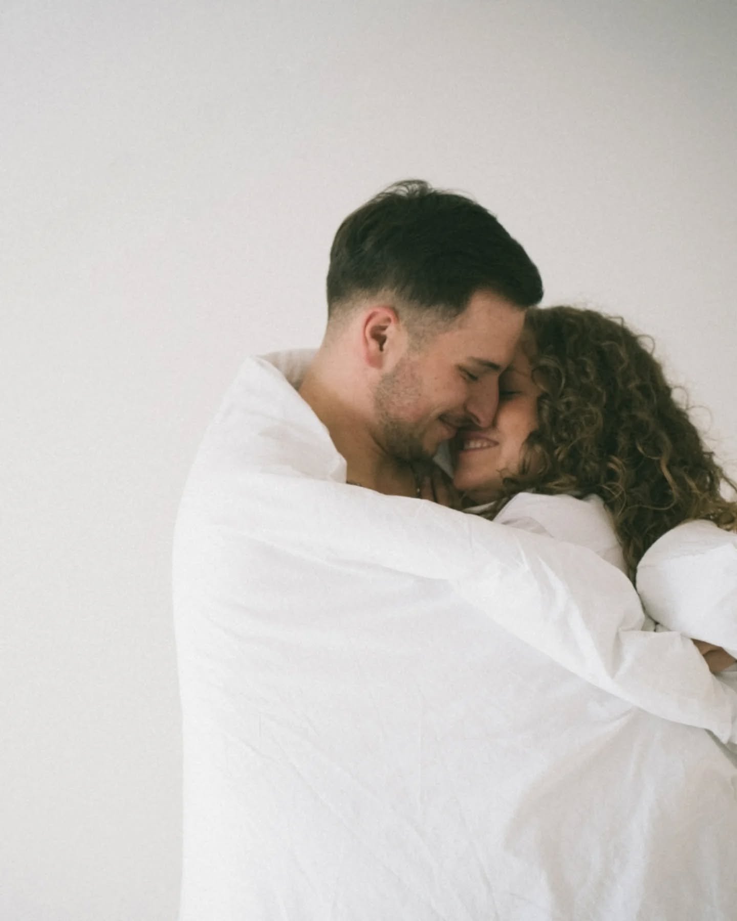 Intimate Session
Ein Hauch filmischer, ein bisschen raw
und doch genau das, was Menschenkind. Fotografie ausmacht:

N&auml;he, W&auml;rme, Echtheit. 

#filmlookphotography
#cozyvibes
#intimatelove