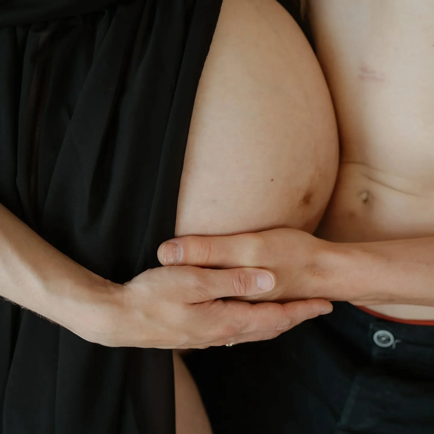 Zwischen Lichtern und dem Wunsch nach Perfektion.
Aber dieses Bild braucht das nicht.
Hier ist alles da, was Leben ausmacht:
Spuren. N&auml;he. Ein Anfang. 

Ich feiere das Echte.
Und genau das halte ich fest.

In diesem Sinn: Sch&ouml;ne Festtage💛✨