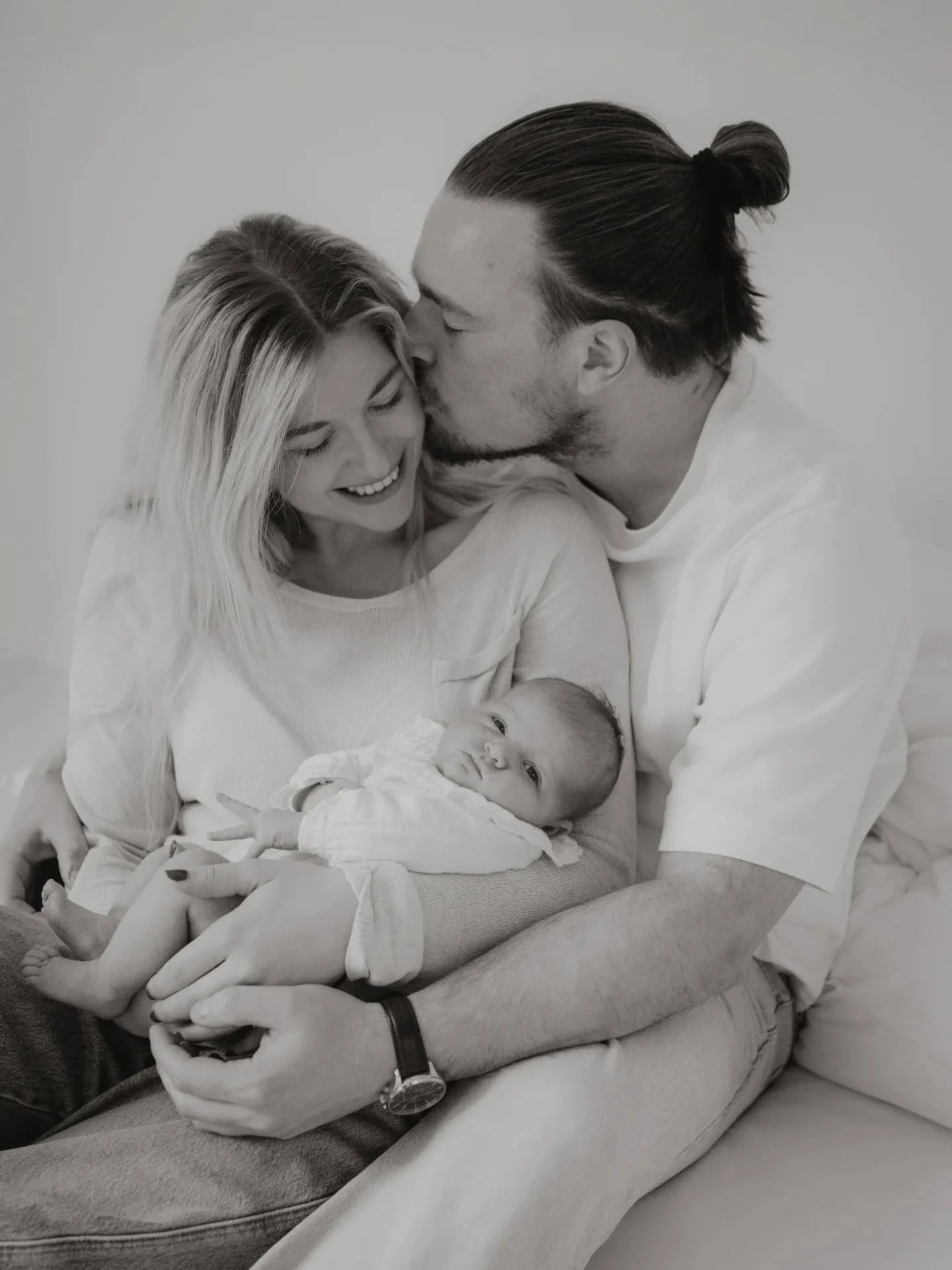 Kleines Universum, im gerade jetzt. 🤎

#familiengl&uuml;ck #newborn #intimmoment #minimal #schwarzwei&szlig;