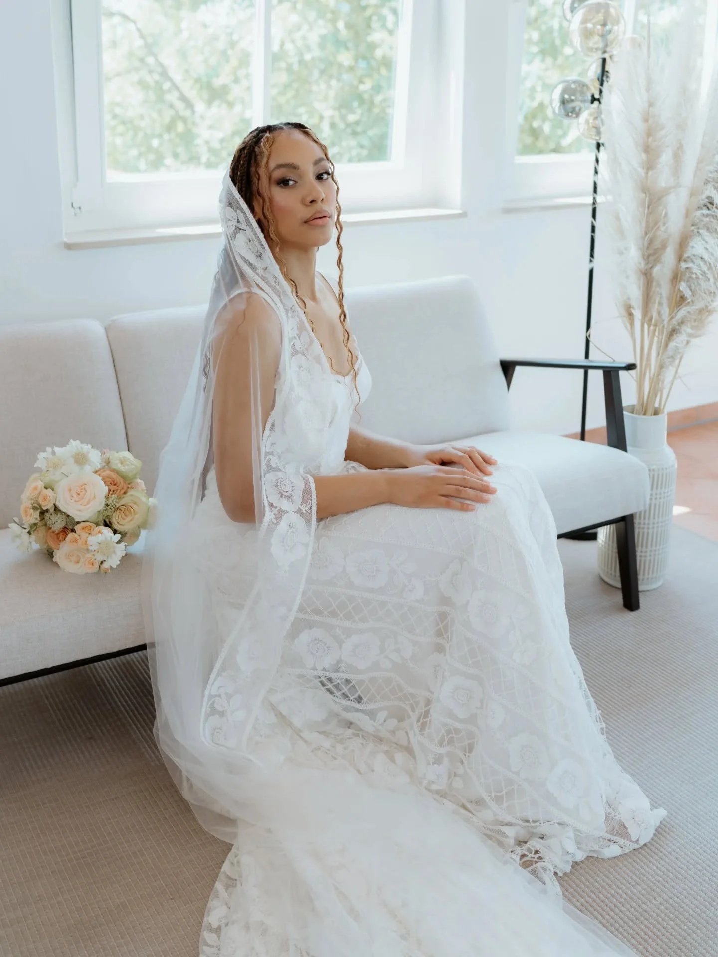 F&uuml;r alle Br&auml;ute, die Minimalismus und Details lieben. Gemeinsam schaffen wir Hochzeits-Magie:
@weingut.schroeder
@rasine_makeup
@brautatelier_herzlichkeit
@sekundenglueck.natascha
@bettycrn
@blumen_mayer
@menschenkindfotografie 

Bereit, de