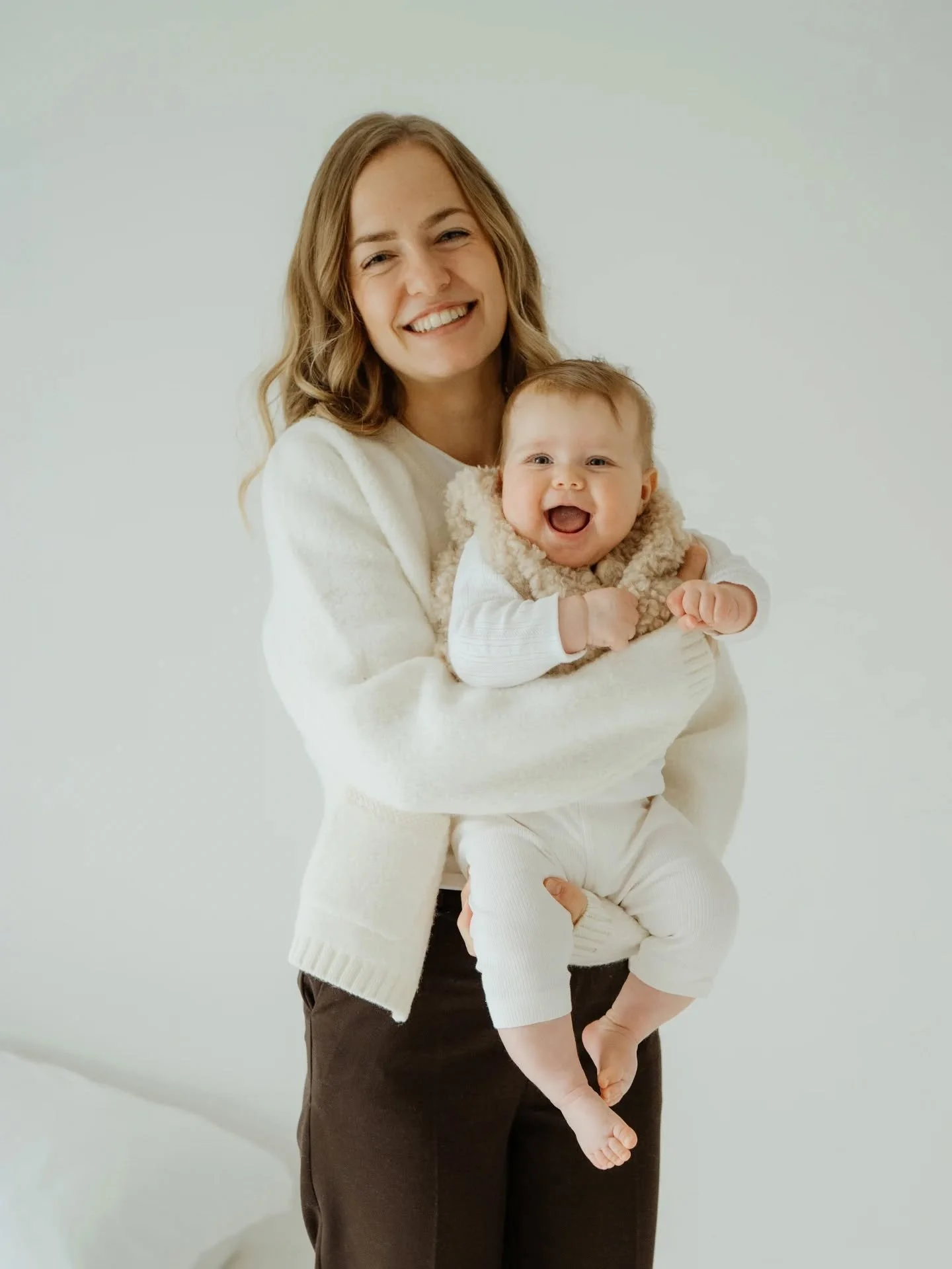 Ich habe lange &uuml;berlegt, wie Familienfotografie f&uuml;r mich aussehen soll.
Nicht technisch. Sondern menschlich. 

Ich wollte keine Bilder machen, in denen Familien funktionieren m&uuml;ssen.
Kein &bdquo;Jetzt alle lachen&ldquo;.
Kein Tempo.
Ke