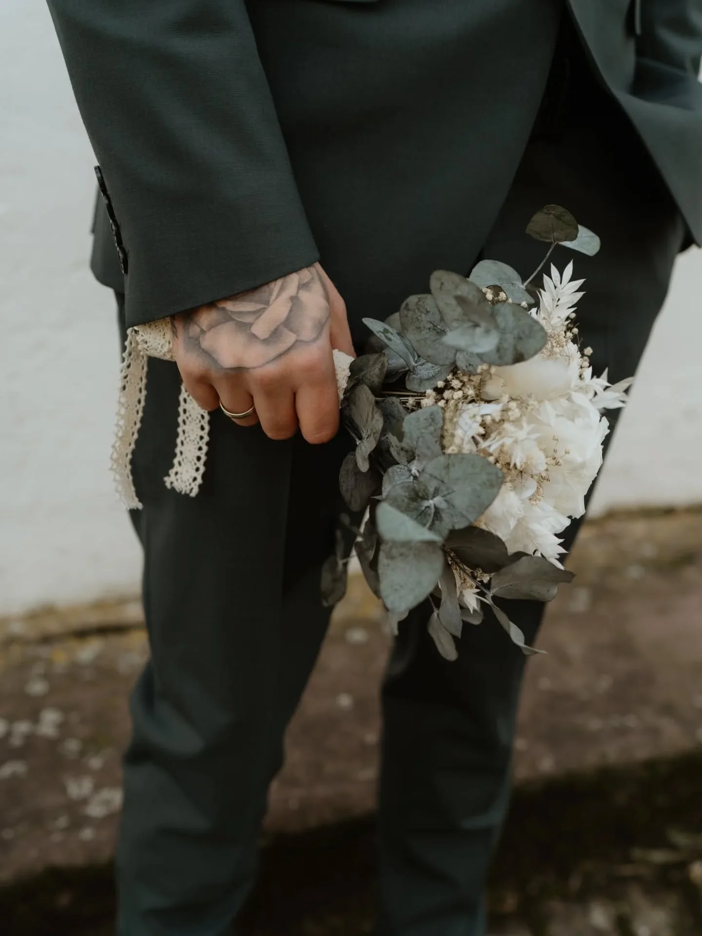 Ich arbeite nicht mit Posenlisten.
Ich arbeite mit Menschen.
Ihr m&uuml;sst bei mir nichts darstellen.
Nicht performen.
Nicht perfekt sein.
Mir ist wichtig, dass ihr euch sicher f&uuml;hlt.
Dass ihr loslassen k&ouml;nnt.
Dass ihr euren Tag erlebt sta