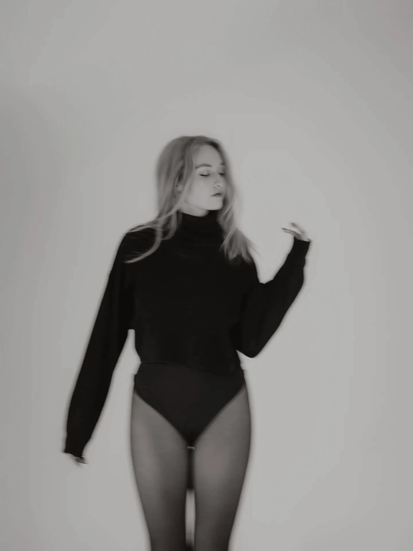 Alles ist in Bewegung
und genau dort beginne ich zu fotografieren.
Zwischen Atemzug und Loslassen, zwischen gestern und dem, was kommt.
Ich glaube daran, dass die sch&ouml;nsten Bilder nicht im Stillstehen entstehen, sondern in den kleinen &Uuml;berg