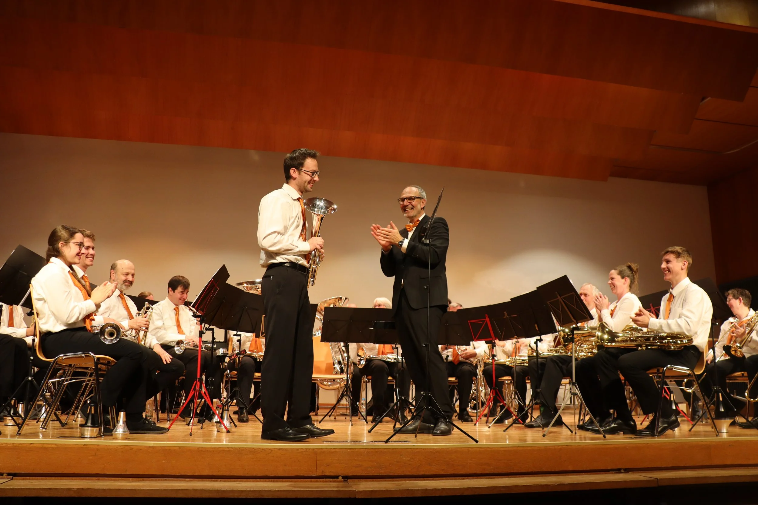 es Horn Solist und Dirigent Res Schär.jpg