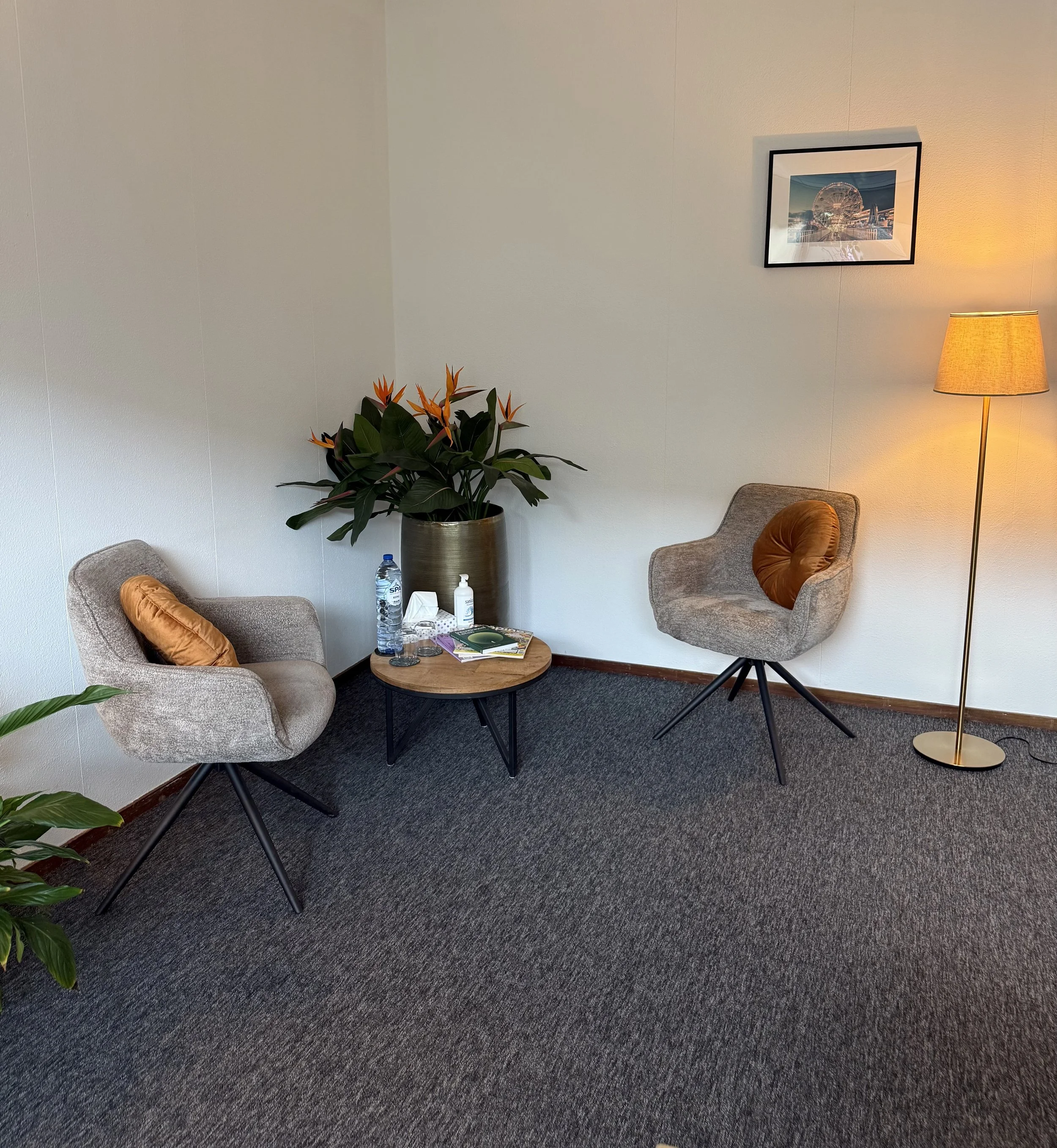 Warme praktijkruimte van Breinroutes in Vlijmen voor individuele familieopstellingen, met twee stoelen en een bijzettafel.