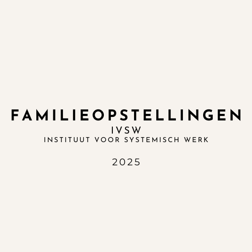 Afbeelding van gevolgde opleiding door Nathalie van Zandvoort tot familieopsteller in 2025.  Trainer Elmer Hendrix, Mieke Kox en Sarah Teunissen bij Instituut voor systemisch werk (IVSW) in Oss.