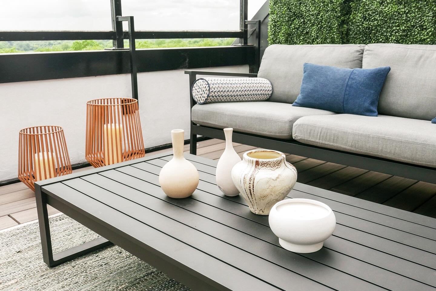 🌳 We&rsquo;re revisiting one of our standout rooftop terrace projects in Mayfair; a calm, minimal space with uninterrupted 360&deg; views over London, including Hyde Park.

With linear, understated outdoor furniture, green hedges and a discreet heat