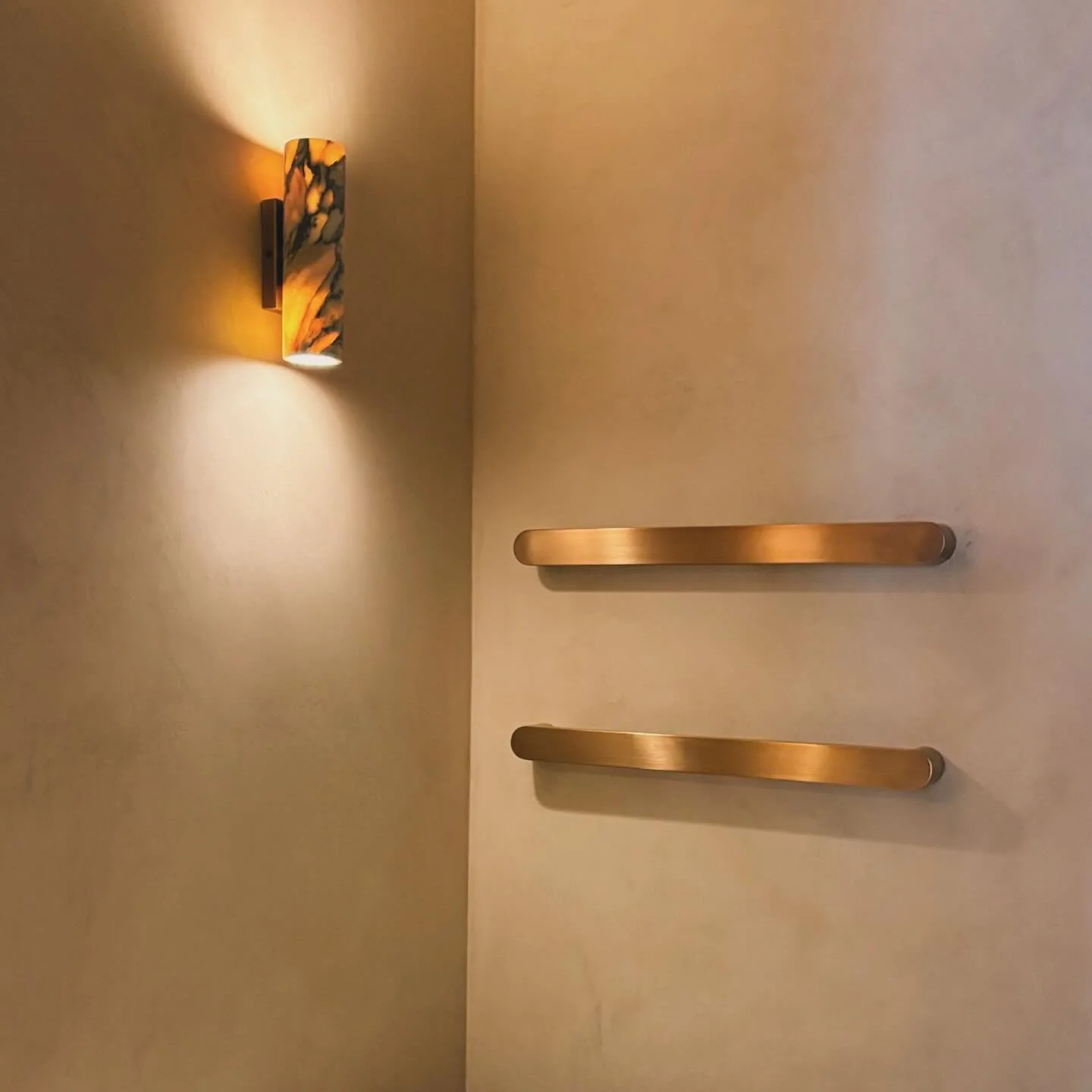 A dreamy bathroom! ✨ We loved selecting with our clients the microcement colour and finalising the fixtures and fittings from @abiinteriors_uk