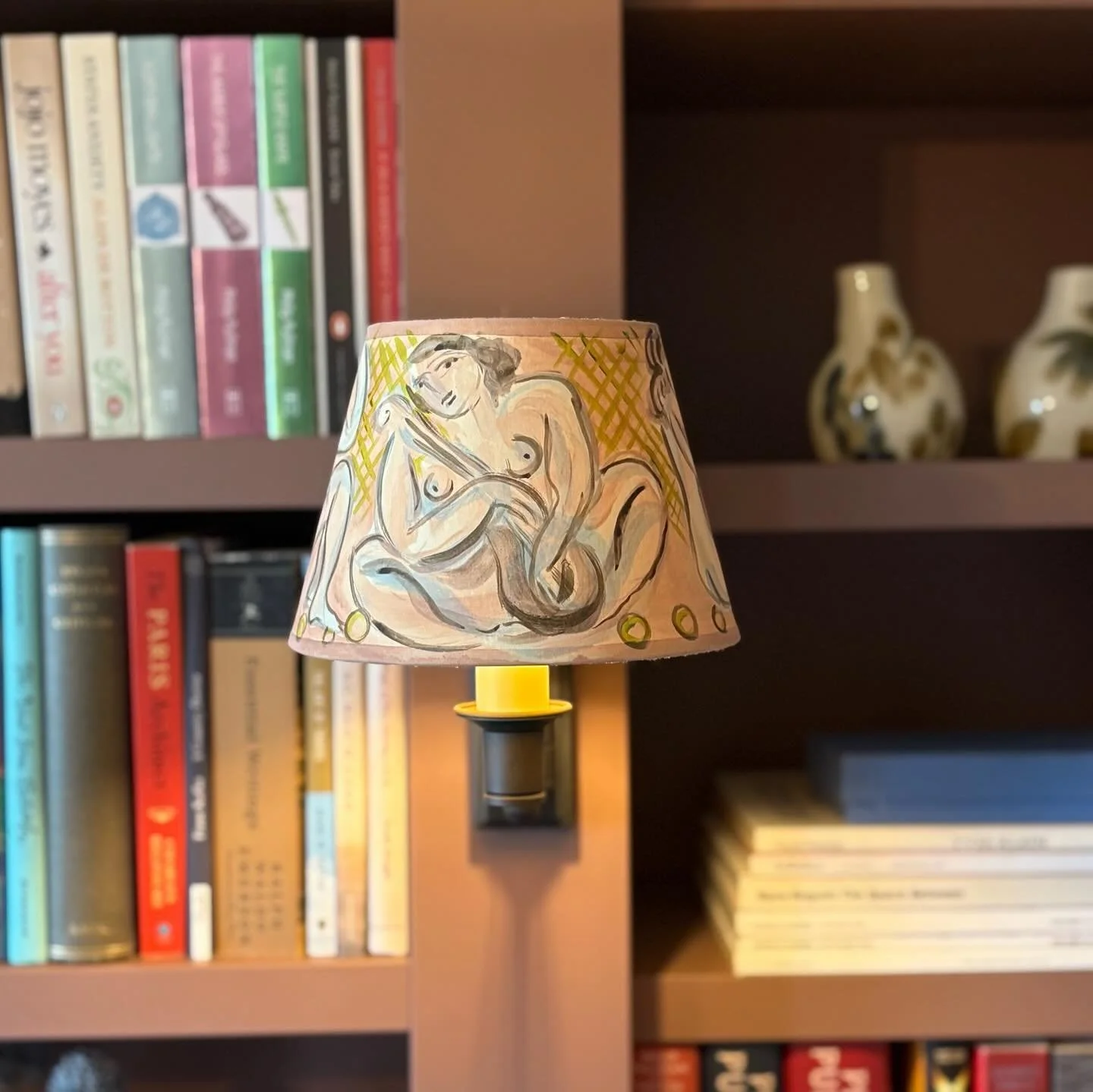 Absolutely in love with these lampshades &ldquo;Playful Muse&rdquo; from @bloomsburyrevisited! They were hand painted for this living room library 📚 and match perfectly!
.
.
.
#lampshades #bloomsburyrevisited #walllighting #bespoke #handpainted #cus