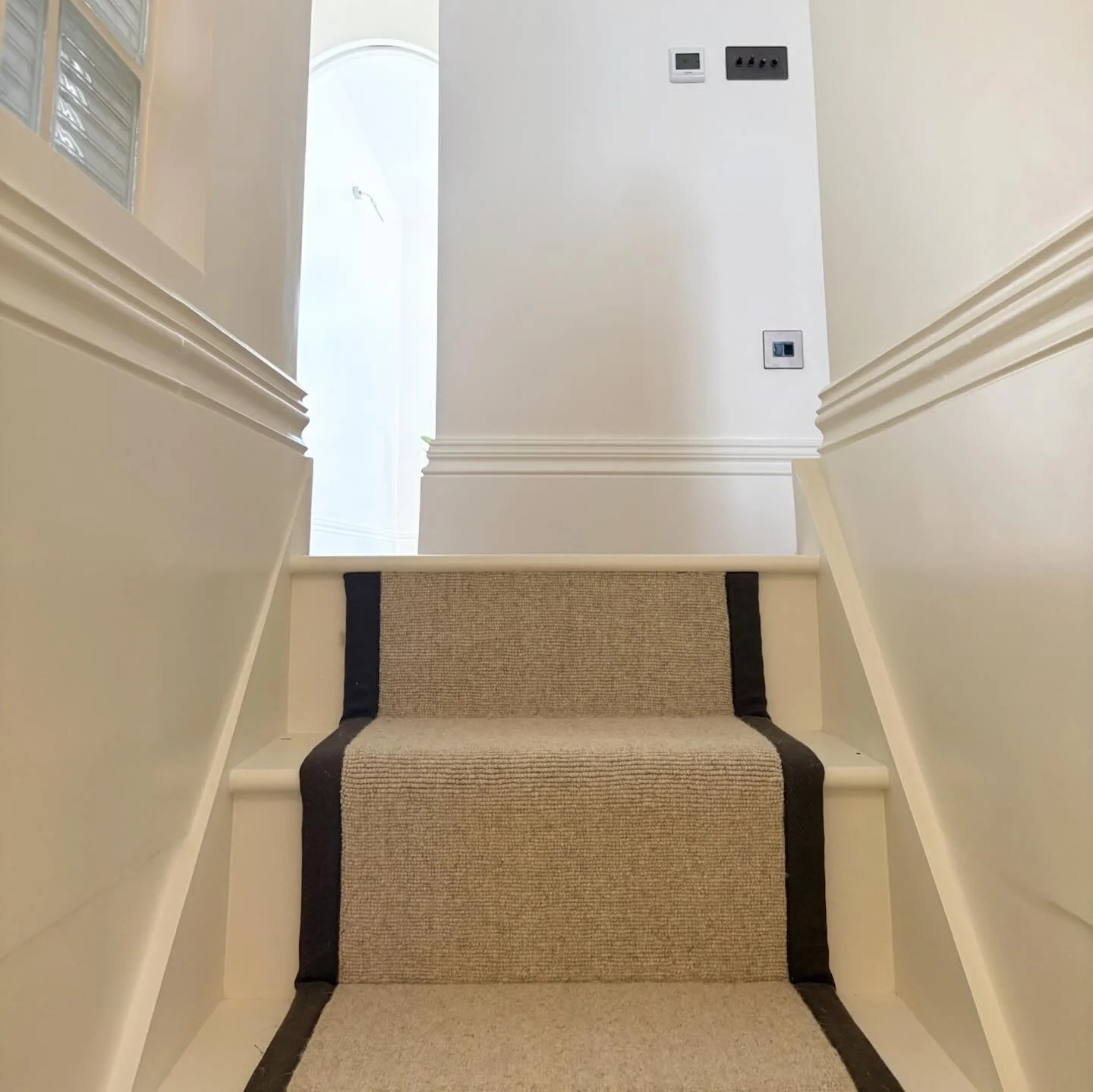 There&rsquo;s nothing quite like the comfort of a perfectly fitted carpet under your feet. This one from @jacarandacarpets brings instant warmth to the space 🧶 
.
.
.
#fittedcarpet #jacarandacarpets #interiors #seasonsdesign