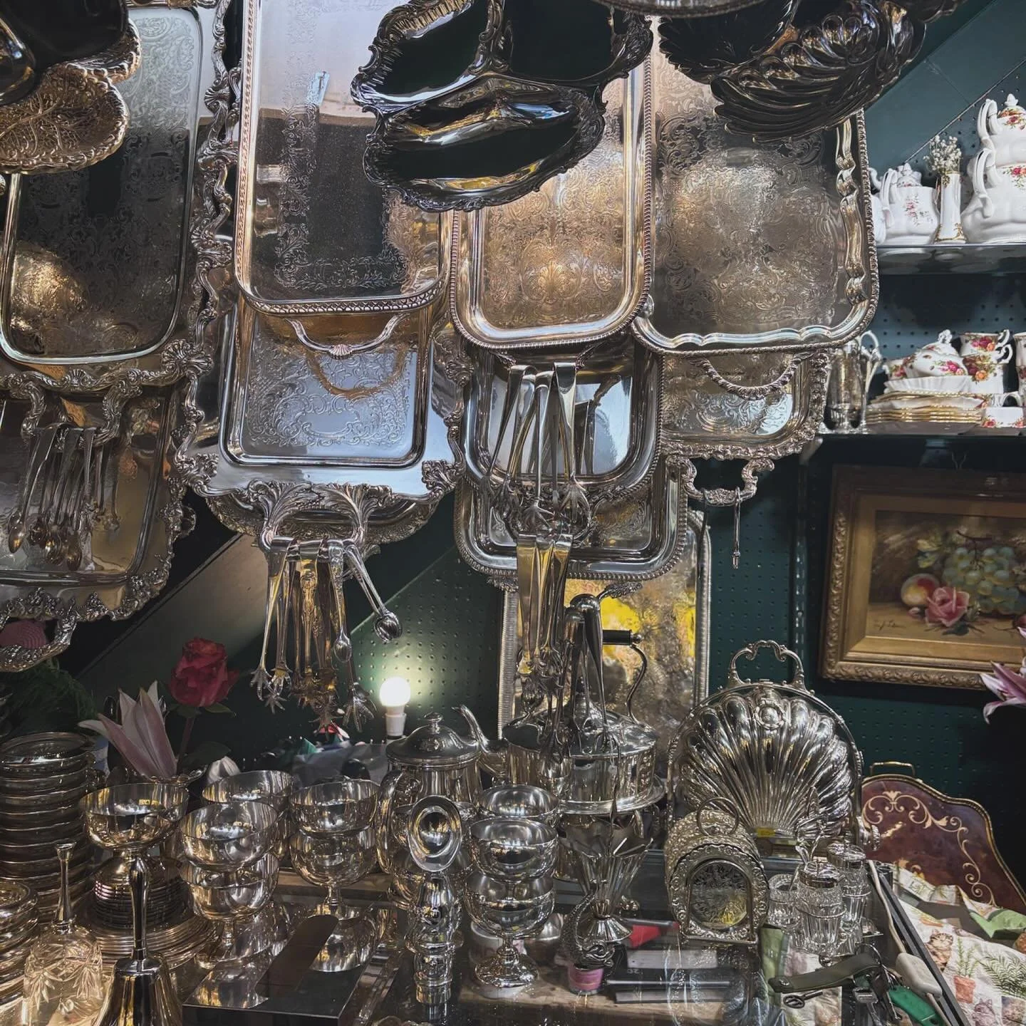 Notting Hill markets are always such a treasure trove of inspiration! ✨ Hunting for vintage pieces, trinkets, and heirlooms is a beautiful way to bring character and history into your home. Upcycling finds like these adds soul and sustainability to y