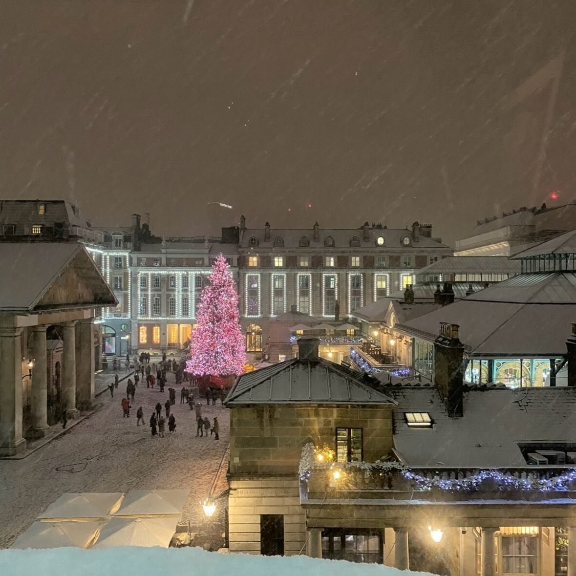 🎄✨ 🥂Merry Christmas from Seasons Design, and a happy new year! 🎁🕛🍾
.
.
.
#seasonsdesignstudio #merrychristmas2005 #coventgarden #snow #happynewyear