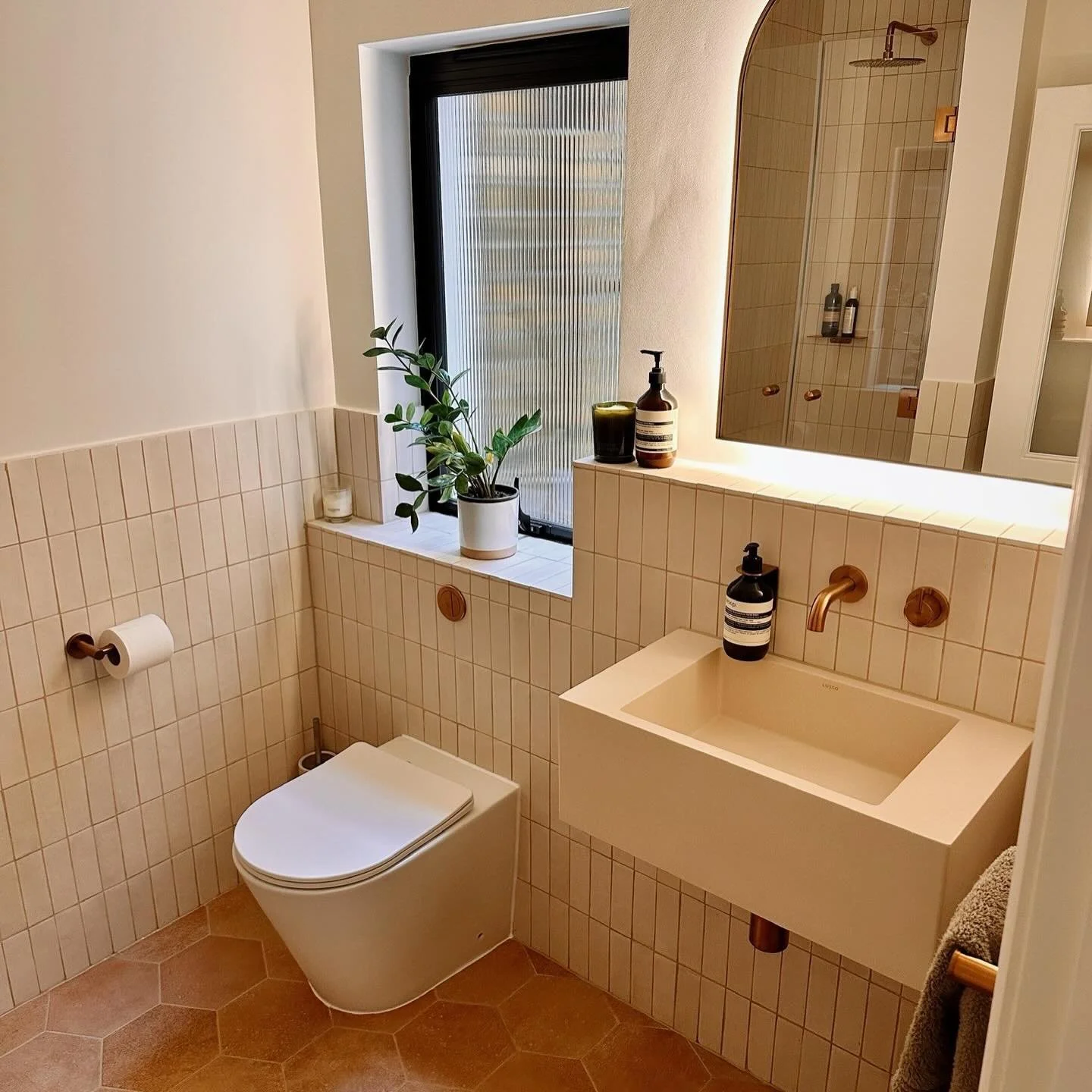 Throwback to this lovely bathroom at our Balham project! The wall and floor tiles - 😋 yummy!✨ keep swiping to check out the before photos!
.
.
.
#bathroomdesign #balhamproject #seasonsdesignstudio #interiordesign #tilesdesign