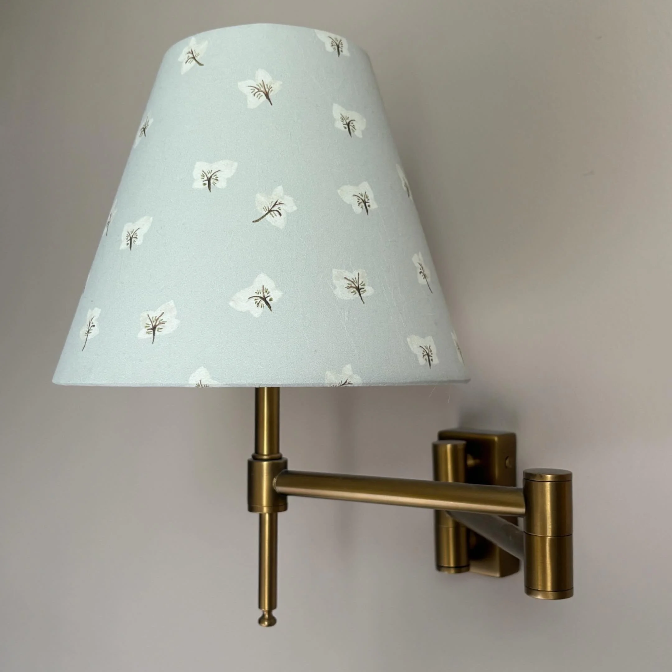 So dreamy these lampshades for our Barnes bedroom by @upton.noble ✨ ☁️ 💡 
.
.
.
#interiorstyling #lampshades #uptonnoble #seasonsdesign #ipreview