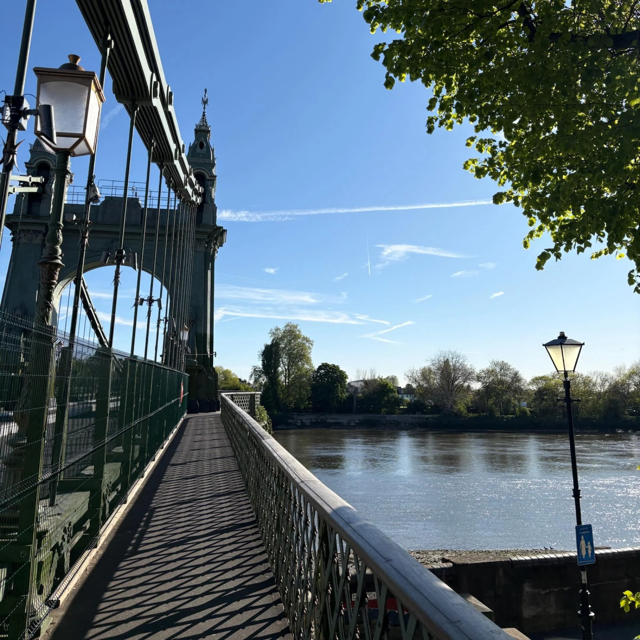 Sunny London! ☀️ 
.
.
.
#sunnylondon #hammersmithbridge #interiordesign #seasonsdesignoffice