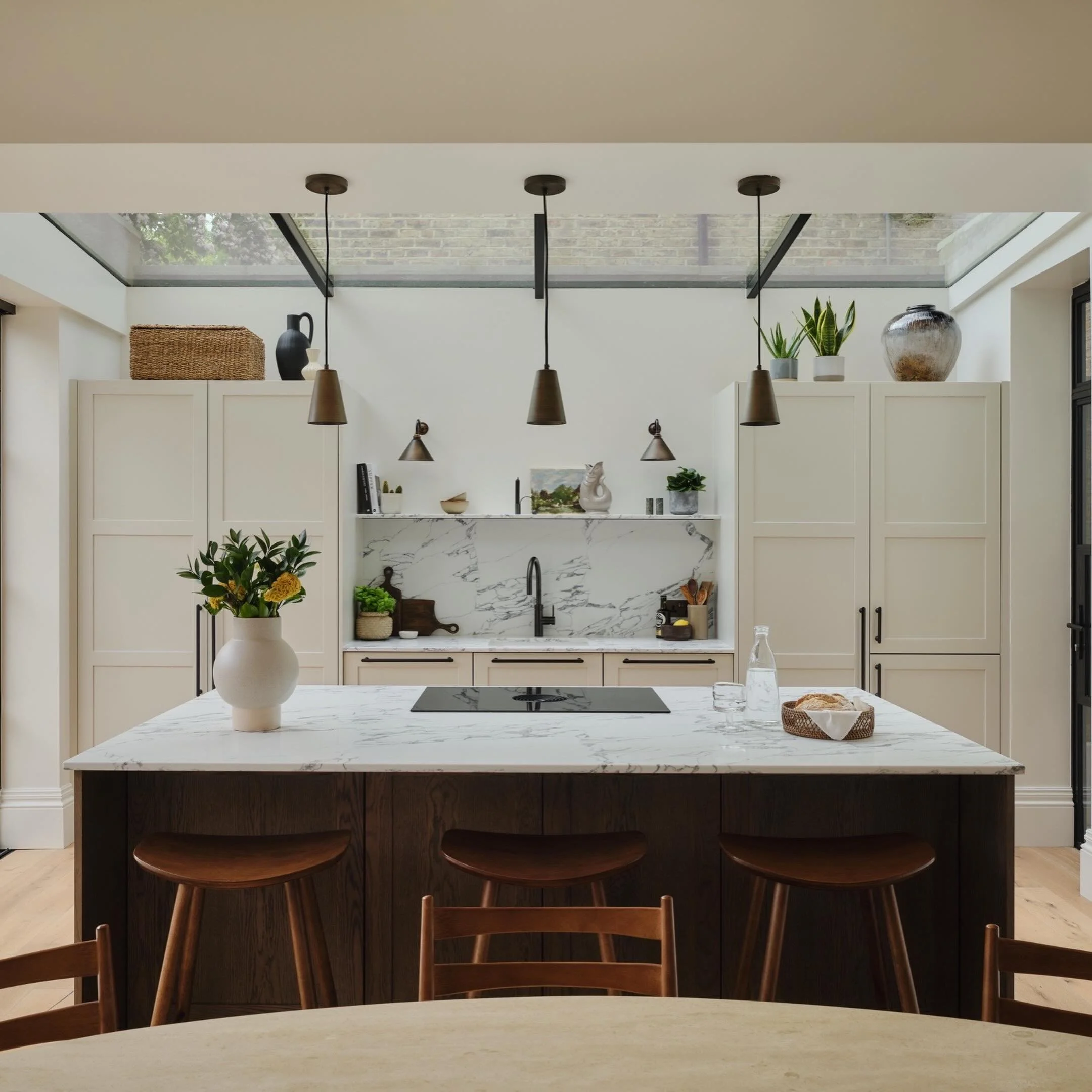 It&rsquo;s finally here! 💕 
For this warm two-bedroom, two-bathroom residence in Balham, our clients envisioned a complete transformation that would bring new life and character to the home while enhancing the connection between the interior and gar
