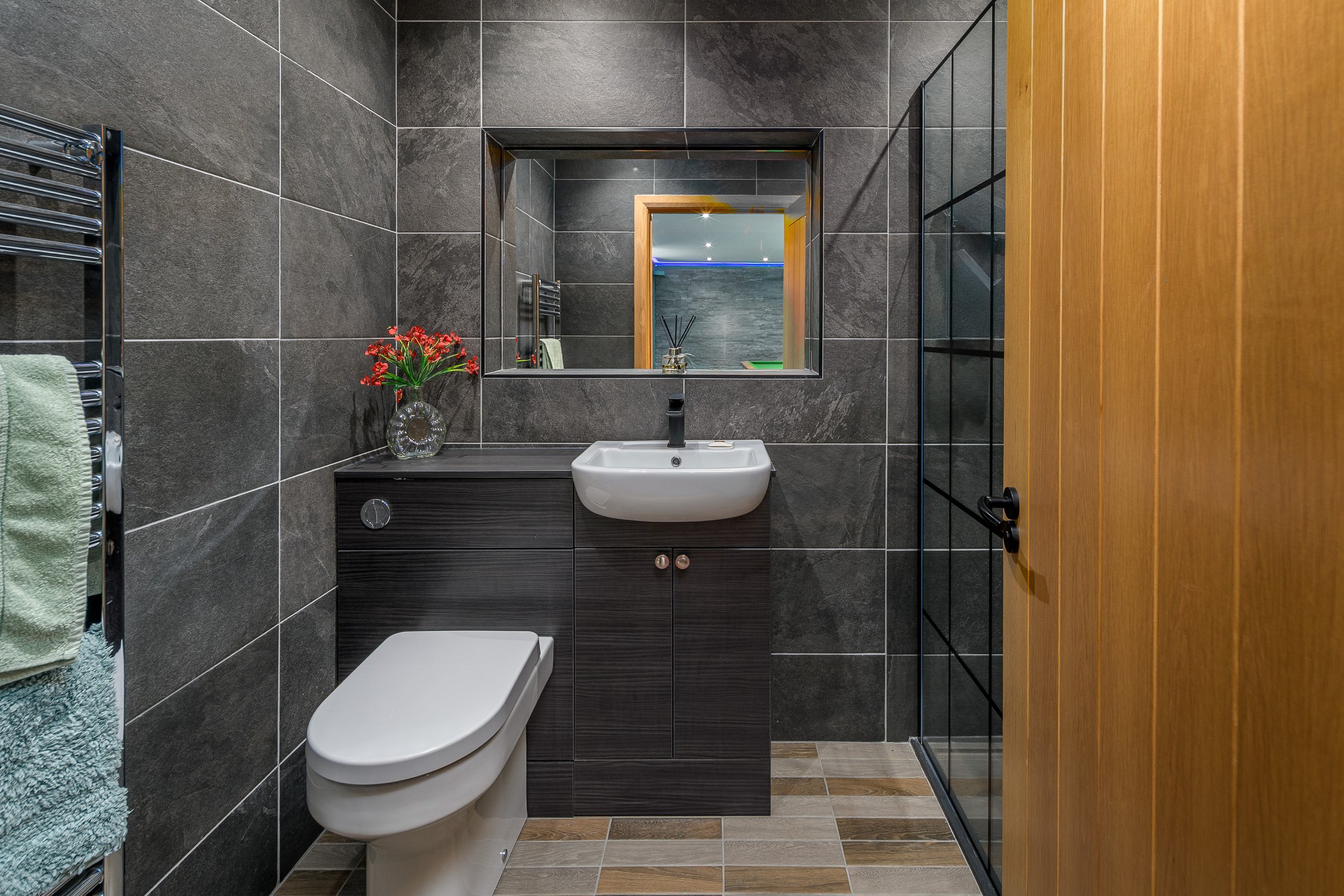 Snooker Room Ensuite-1.jpg