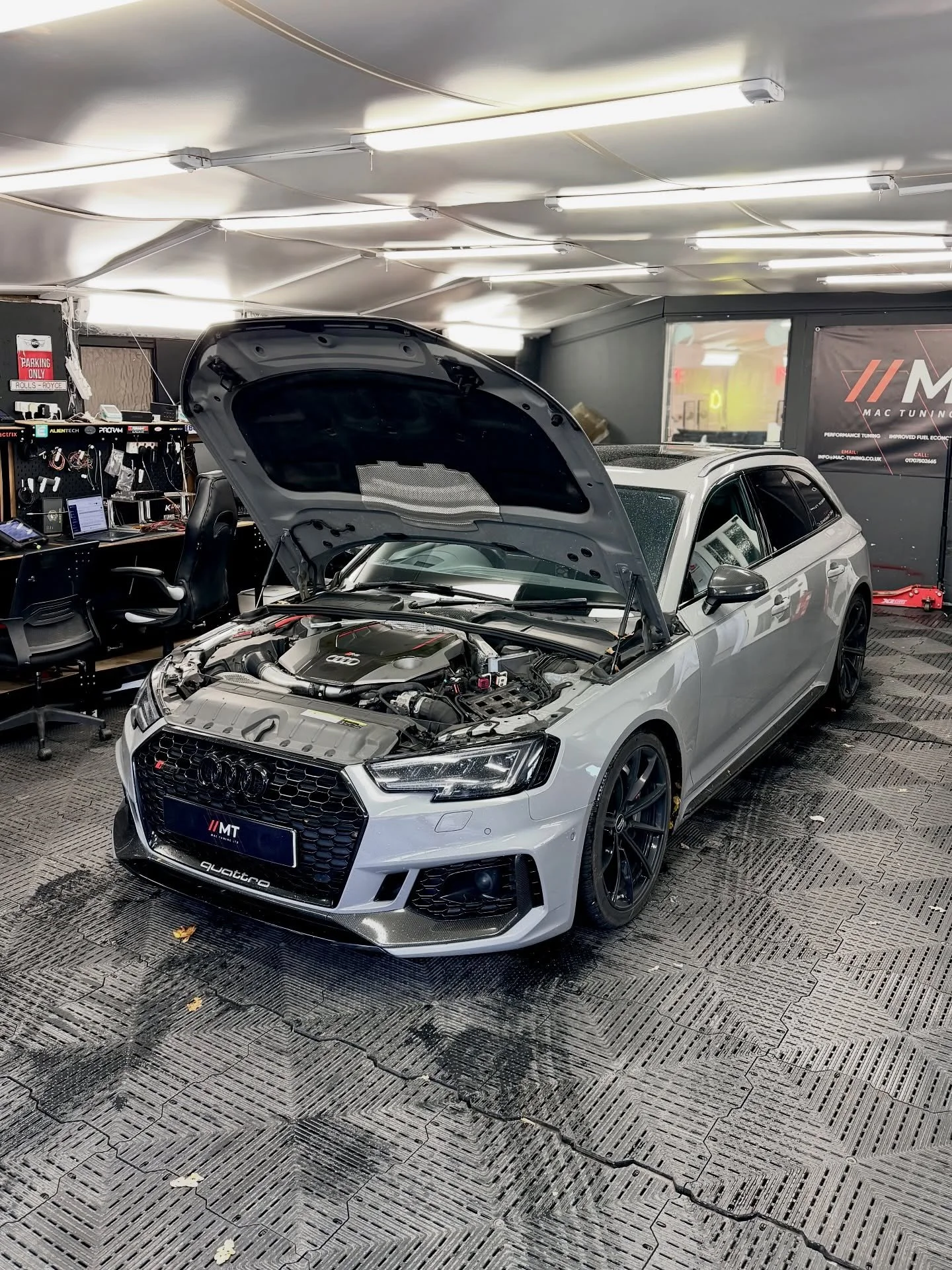 Stunning RS4 in with us for performance engine and gearbox tuning! Nardo Grey with a whole load of gloss black makes this mega eye catching 🔥

Now sitting comfortably at 520BHP, these become an absolute rocket once tuned yet they keep plenty of the 