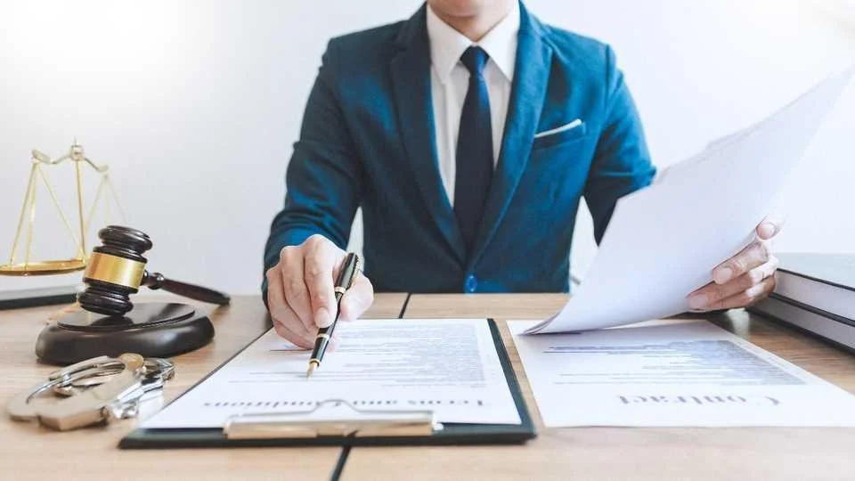 Découverte de malfaçons après l’acquisition d’un immeuble&nbsp;: l’acheteur peut-il exercer un recours contre le vendeur et l’ancien entrepreneur?