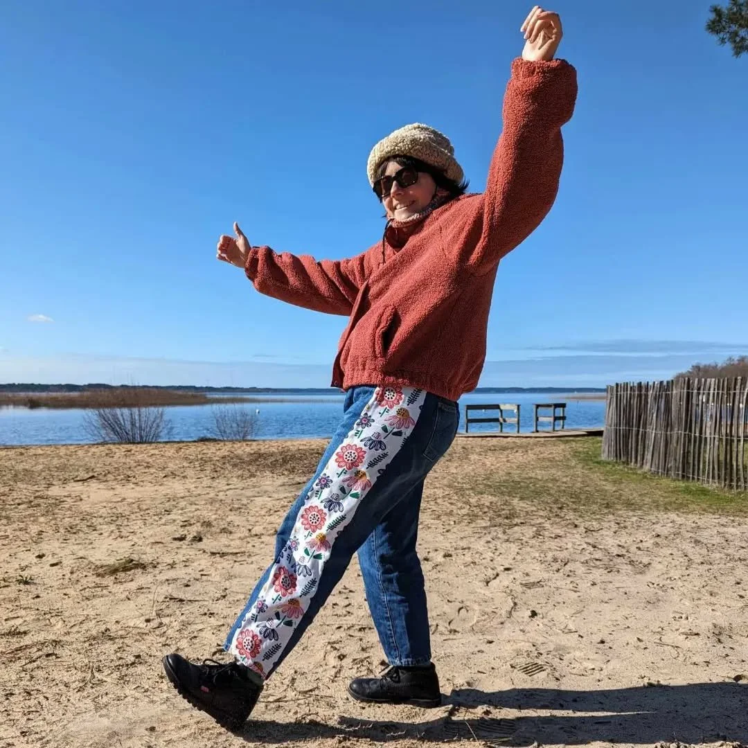 Je vous montre mon nouveau pantalon que j'ai modifi&eacute; avec un tissu de chez @ikeafrance 🏵️💐

D'apr&egrave;s moi c'est une grande r&eacute;ussite je l'adore 🫡👍

Aussi &agrave; noter l'art de la pose que je d&eacute;montre ici pour ma soeur q