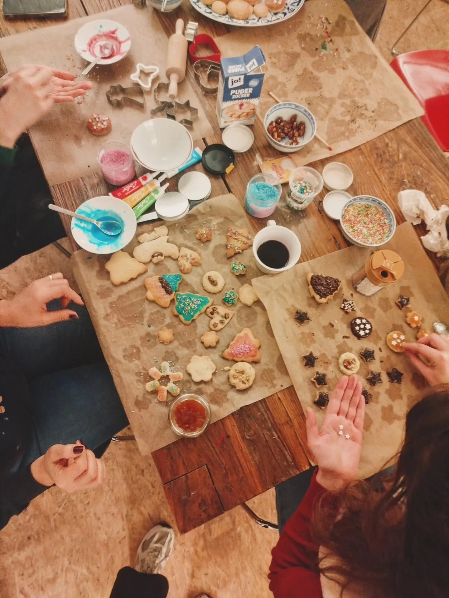 Last Sunday we casually turned into a little Weihnachtsb&auml;ckerei 🍪🌈 with the majority of us having an admittedly distant relationship to baking itself. But that's the community in practice &mdash; making a vegan butter cookie dough for the firs