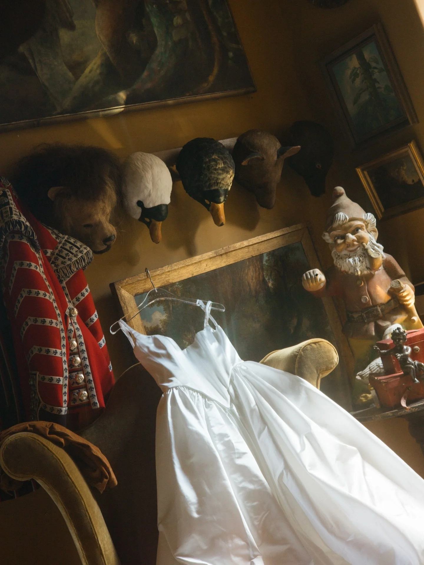 We love the peculiar corners at @parnhampark 

#weddingdress #weddings #parnhampark #ukweddingphotographer