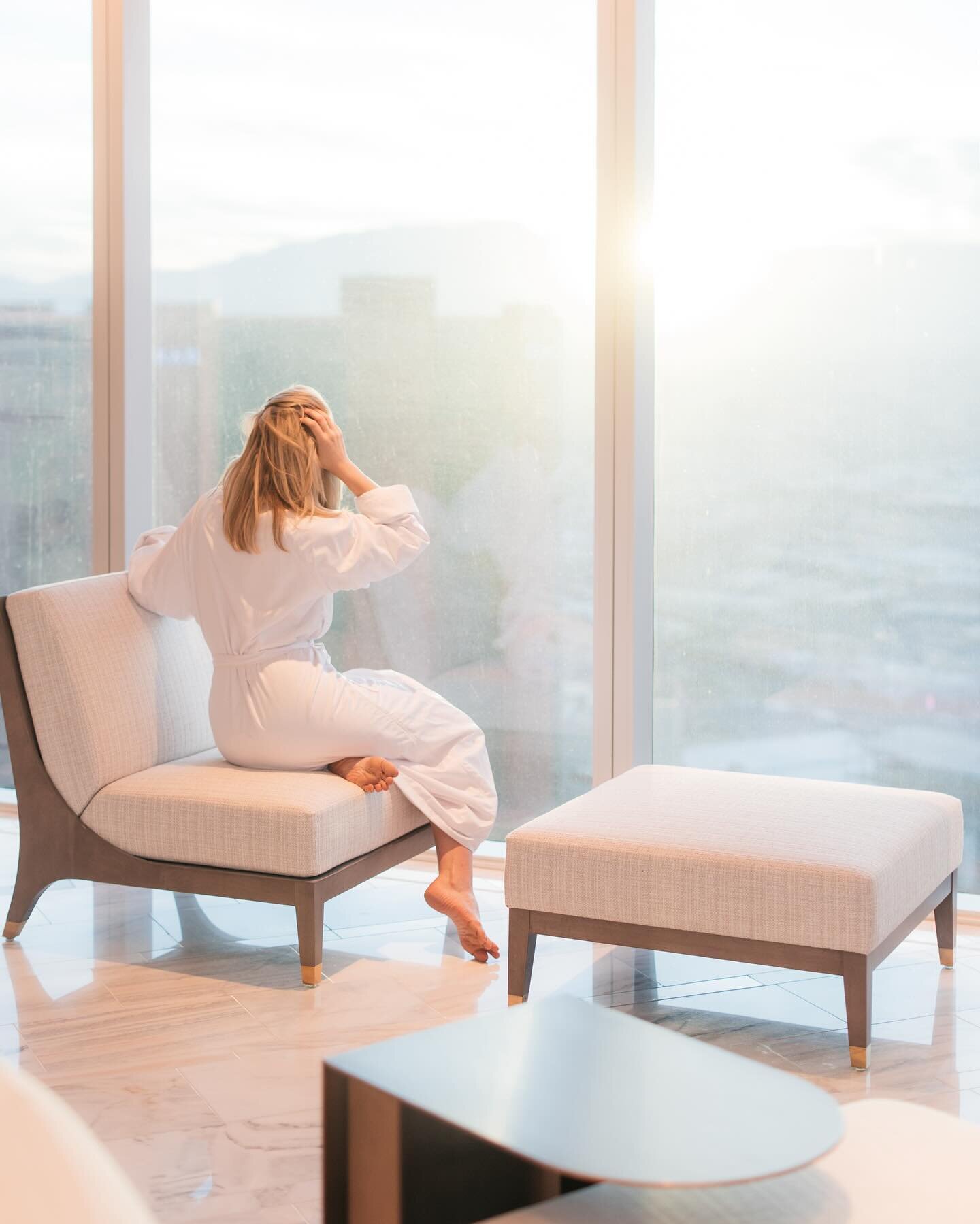 The Fleur de Lis suites at @fontainebleaulasvegas are 🤌 - pretty high up on the list of Most Beautiful Places to Get Ready (that list exists, right?). Also ideal for bridal boudoir&hellip;just a thought. 
Thanks to @lindsay_a_carter for immediately 