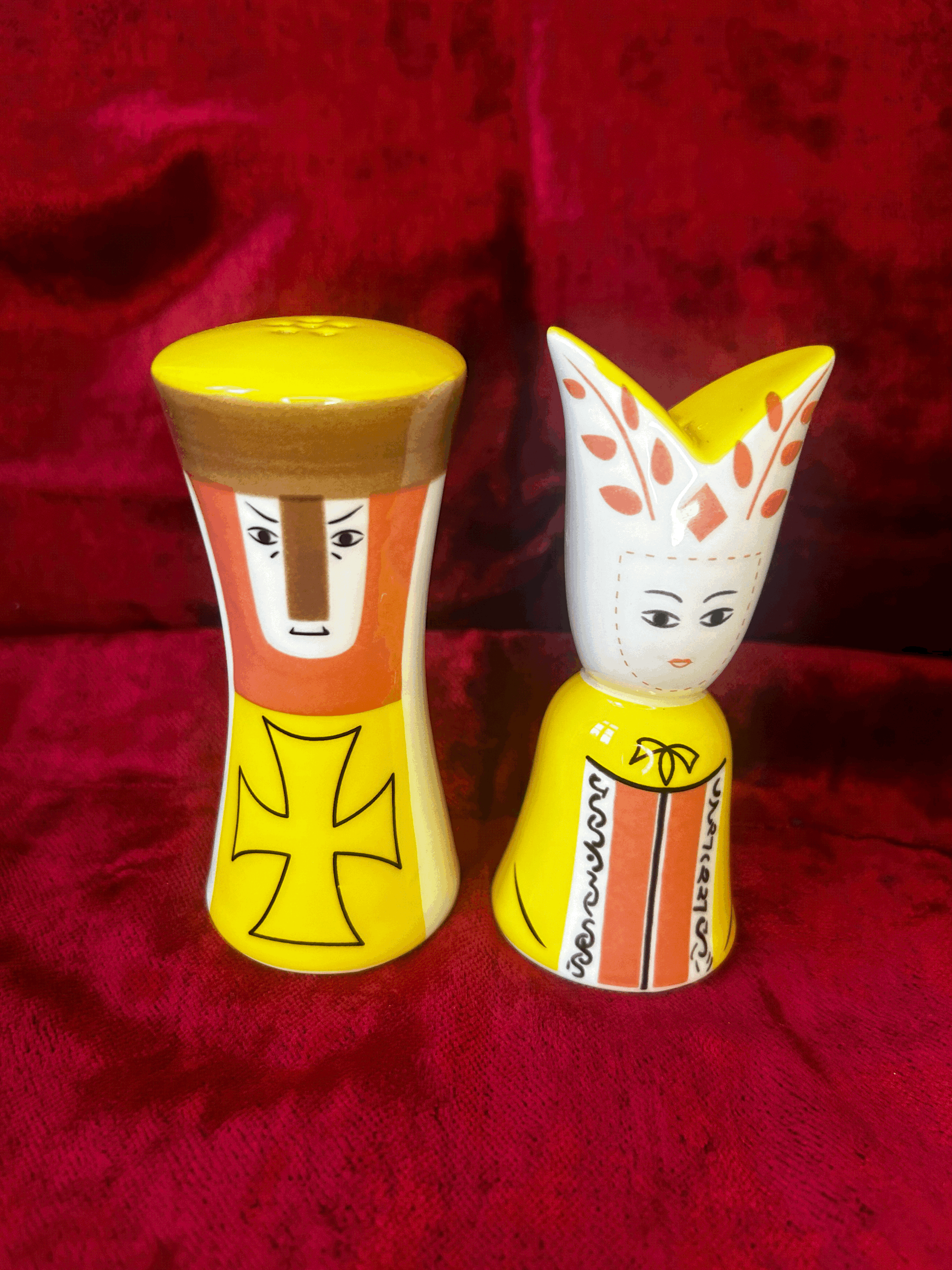 Salt and Pepper King and Queen Shakers