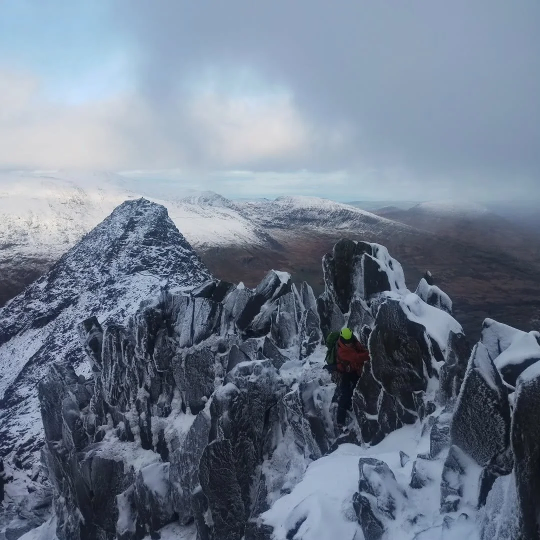 The GreatTowerButtress &ndash; The Knave Variation

Good to get out on Sunday in the short snap of wintry weather. We took a chance on Bristley Ridge in Ogwen Valley, aiming for a line I&rsquo;d last done in summer a few years ago&mdash;a very mounta