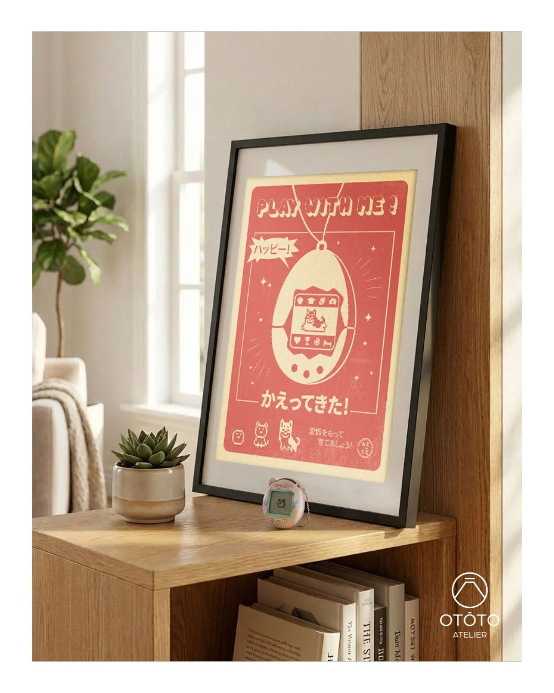 Nostalgie des ann&eacute;es 90 ? Cette affiche est pour vous 🎮
.
Un hommage au mythique Tamagotchi dans un style r&eacute;tro japonais qui r&eacute;veille les souvenirs d'enfance. 
"Play with me !", comme si votre petit compagnon virtuel v