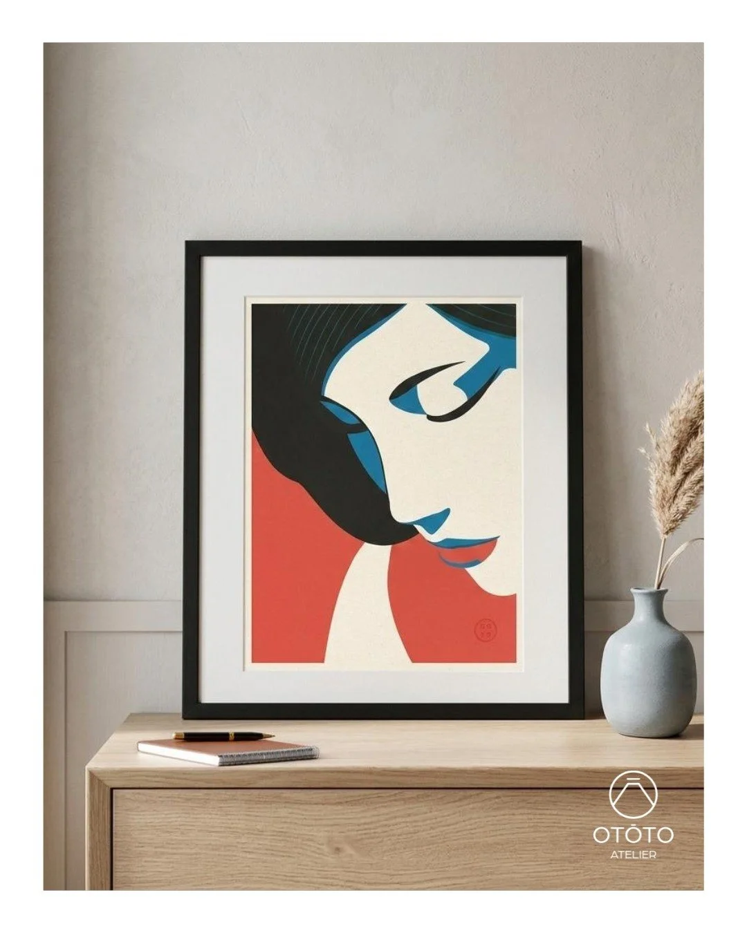 Un regard baiss&eacute;... Et pourtant, impossible de s'en d&eacute;tacher ! Cette affiche s'inspire de l'estampe japonaise revisit&eacute;e. &Eacute;pur&eacute;e, audacieuse, intemporelle. Le genre d'&oelig;uvre qui transforme un mur blanc en vrai c