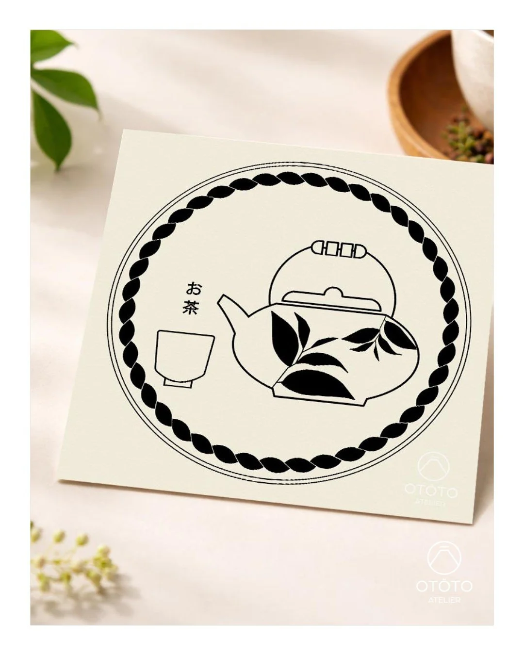 お茶 Le th&eacute;. Une th&eacute;i&egrave;re, une tasse, des feuilles ! Tout ce qu'il faut pour ralentir cinq minutes. Cette carte, c'est exactement &ccedil;a : un petit rien qui dit beaucoup !
.
Papier recycl&eacute; 300g/m&sup2;, format 15&times;15 