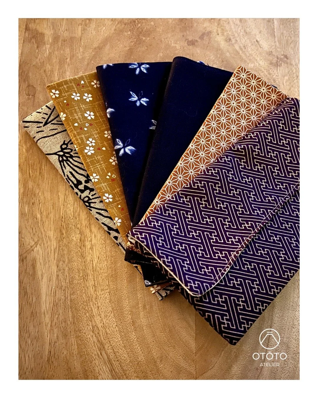 Voici nos pochettes souples en tissu japonais, cousues &agrave; la main 😀 Sakura dor&eacute;, indigo fleuri, g&eacute;om&eacute;trique&hellip; chaque motif raconte sa propre histoire 🌸
.
Parfaites pour glisser vos essentiels avec un peu de douceur 