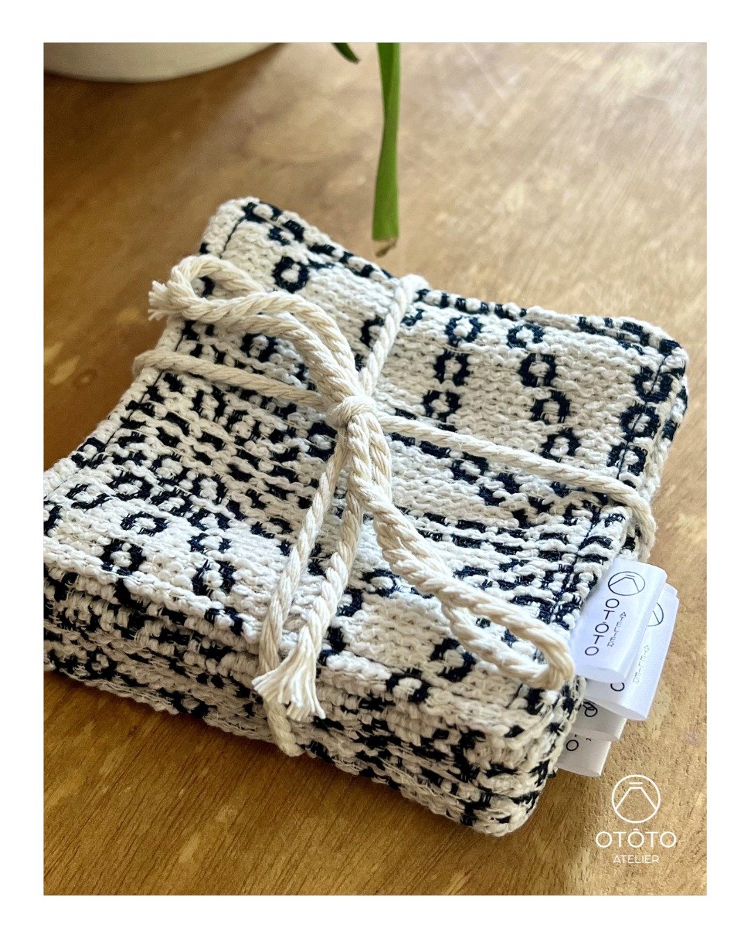 Le d&eacute;tail qui change tout sur votre table ! 😍 Voici nos nouveaux lots de sous-verres, faits main (nou&eacute;s avec une cordelette pour une jolie pr&eacute;sentation cadeau 😉🎁)
.
Utiles, beaux et durables. Exactement ce qu'on aime cr&eacute