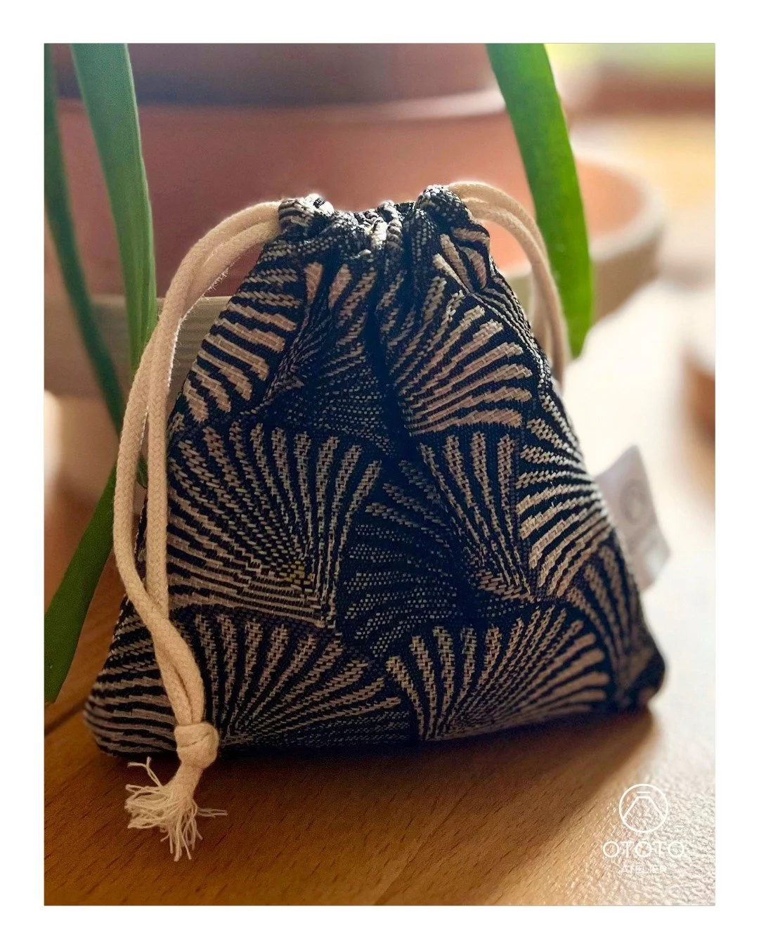 Voici l'une de nos petites bourses &agrave; cordon, cousues &agrave; la main ! Et ce n'est qu'un aper&ccedil;u ! 😎
.
Nous avons de nombreux mod&egrave;les aux tissus, motifs et coloris vari&eacute;s, de quoi trouver celui qui vous ressemble. Pour ra