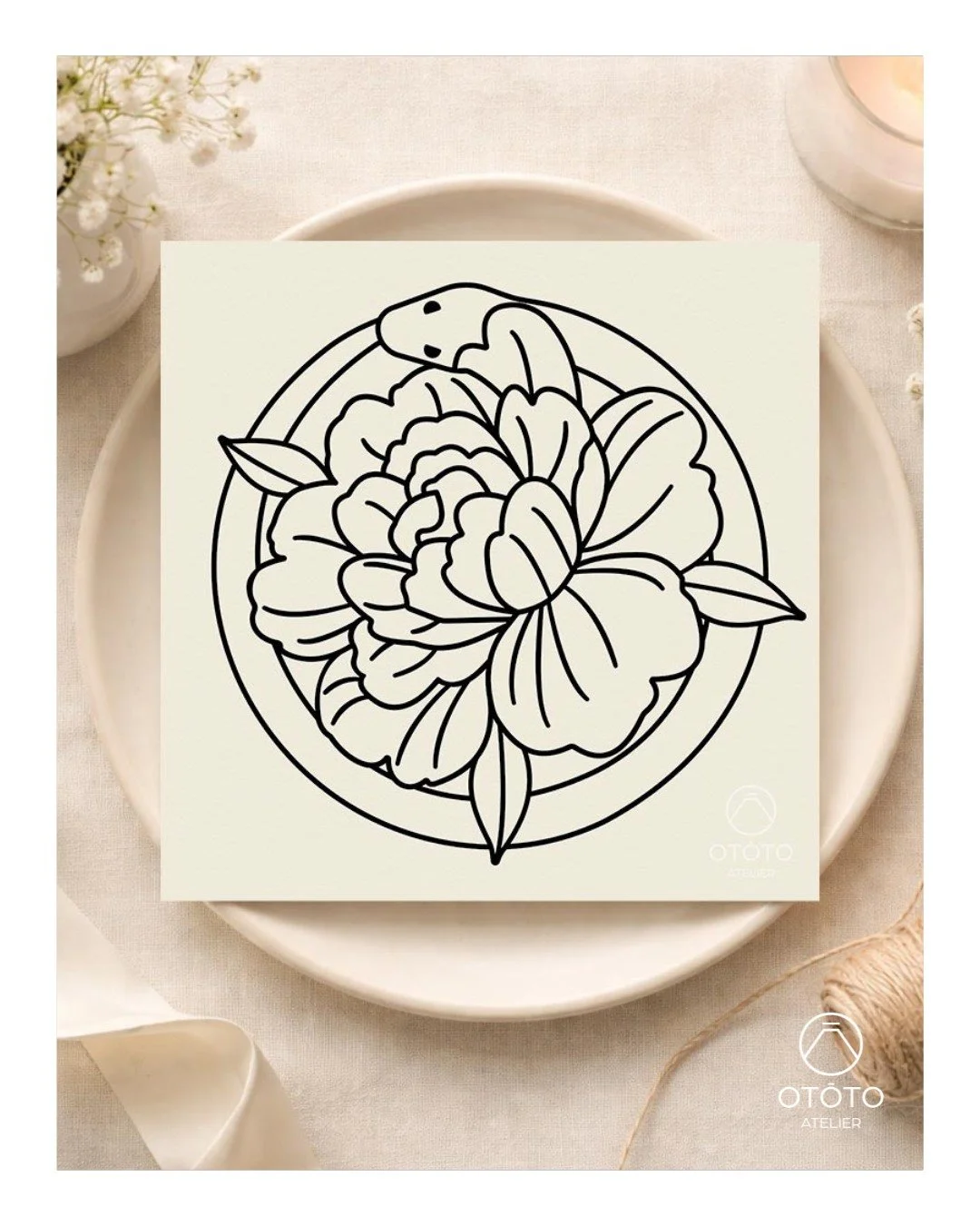 Une pivoine &eacute;panouie, un serpent qui veille. 
Deux symboles de renouveau et de transformation r&eacute;unis dans une composition intemporelle. 🌿🐍
.
Imprim&eacute;e sur papier recycl&eacute; 300 g/m&sup2;, cette carte 15&times;15 cm est autan
