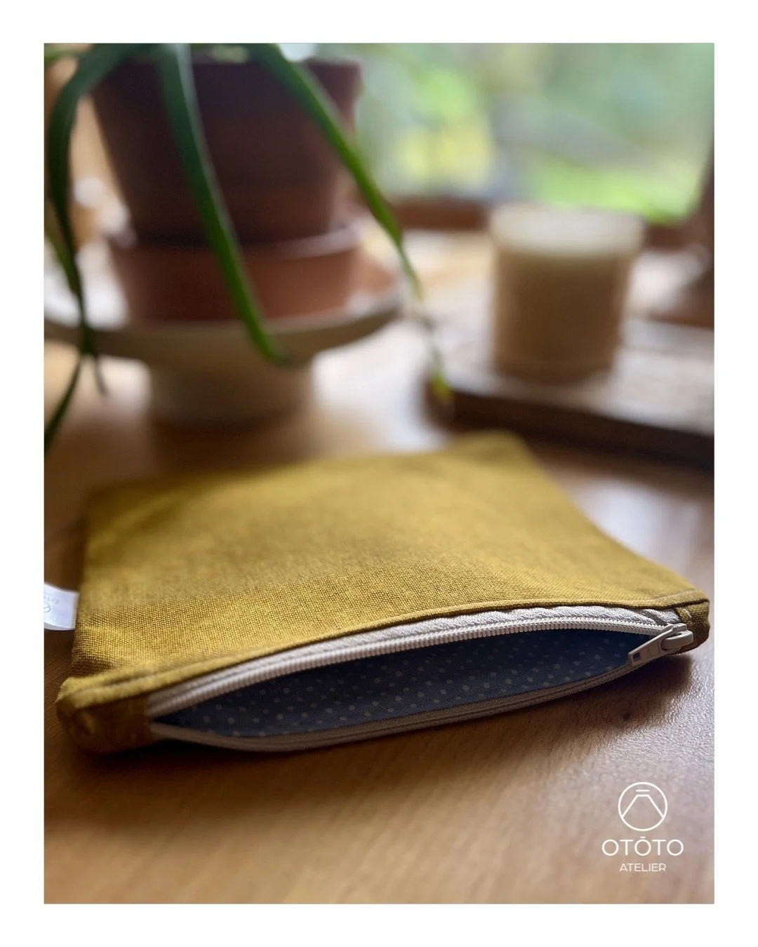 ✂️ Nouveaut&eacute; -  La pochette zipp&eacute;e ✂️
.
Lin moutarde en dehors, coton bleu &agrave; pois &agrave; l'int&eacute;rieur. 
Parce que les beaux d&eacute;tails, &ccedil;a se m&eacute;rite. 🌼
.
Cousue &agrave; la main, cette pochette est fait