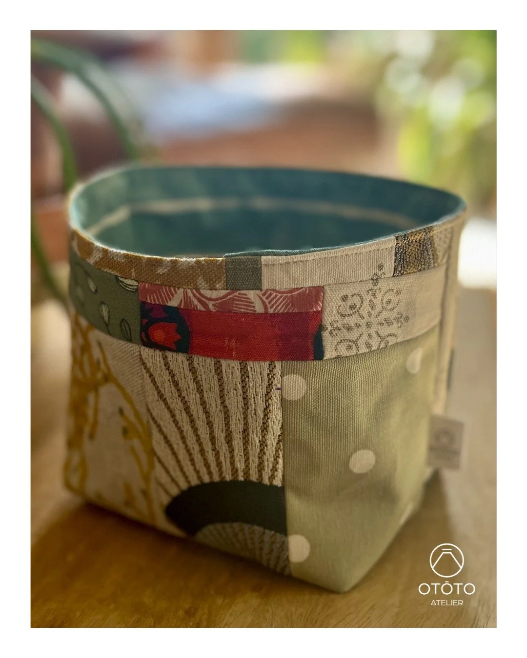 🧺 Nouveaut&eacute; - La corbeille patchwork 🧺
.
Chaque chute de tissu a une deuxi&egrave;me vie. 🌿
.
Assembl&eacute;e &agrave; la main &agrave; partir de morceaux chin&eacute;s et r&eacute;cup&eacute;r&eacute;s, jacquard, coton imprim&eacute;, lin
