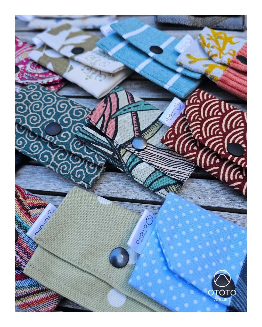 🗂️ Les porte-cartes. 
Le petit accessoire qu'on ne savait pas qu'il nous manquait.
.
Vagues japonaises, pois, nuages, motifs graphiques&hellip; chaque tissu raconte quelque chose et chaque pi&egrave;ce est unique. 🌊✨
.
Cousu &agrave; la main, ferm&