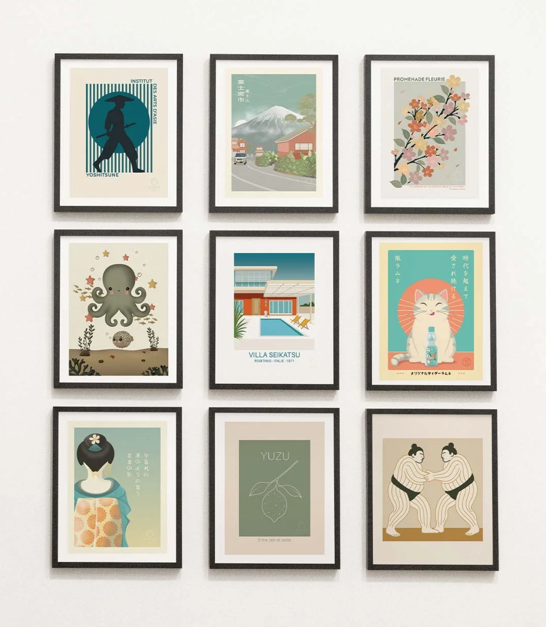 Neuf affiches illustrées encadrées accrochées à un mur blanc, représentant des scènes japonaises, naturelles et culturelles, avec des éléments comme Mont Fuji, une maison, un chat, une piscine, des personnages traditionnels, et des motifs de yuzu.