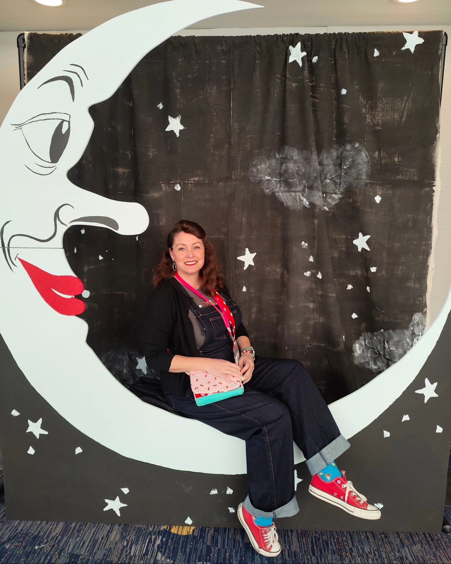 Never have I ever... Wanted to take a backdrop home with me so badly. 😆🌛

Do you think I could fit this in my car? 🤪 

I'm having the best time at Craftcation, of course. 

🌛 🌛 🌛

@dearhandmadelife
#dearhandmadelife
#craftythings
#foundmytribe 