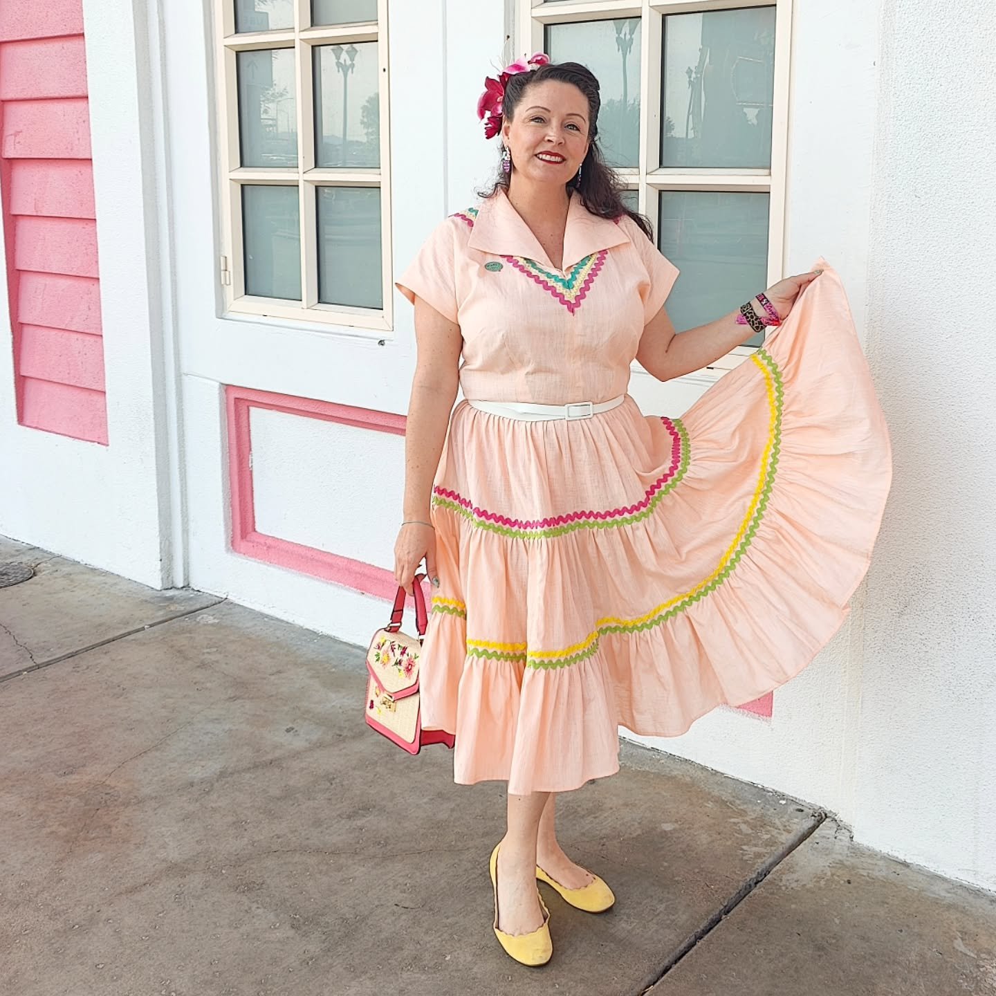 Viva Day 2! 🎉
I didn't get a photo of my outfit yesterday, but imagine it was cute. 😉
Today was a blast, as usual. I ran into old friends, made new ones, and chatted with a few IG sewing friends.
And, the best part? Photos with my eyes open!! Hu