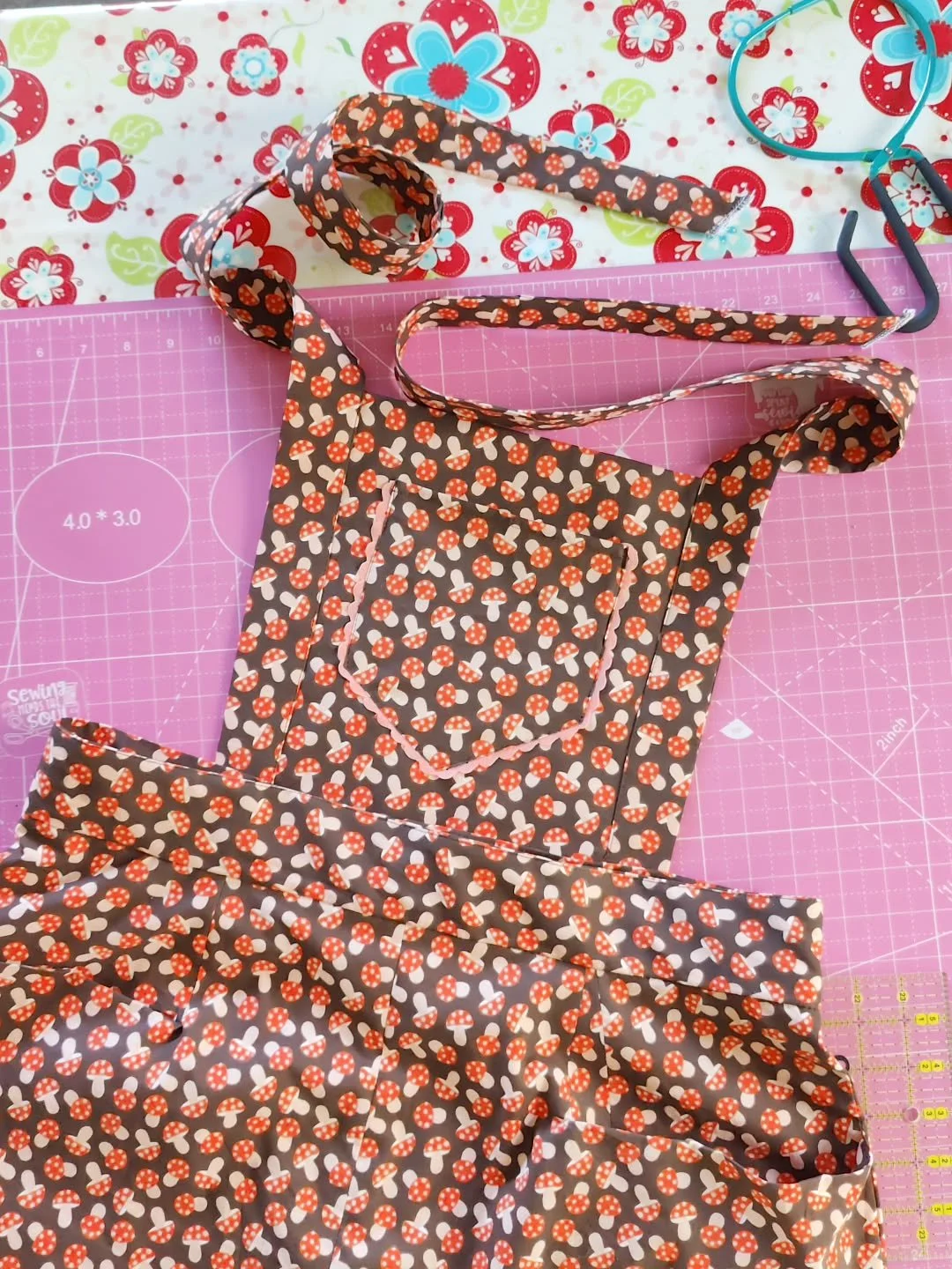 I'm not done with these Loretta Bib Shorts just yet. I gotta add those pesky buttons and buttonholes still. 🍄🤪

But.... I just had to share!!!!!!

I want to share my likes, dislikes and annoyances, and the fact that I sewed something for the first 
