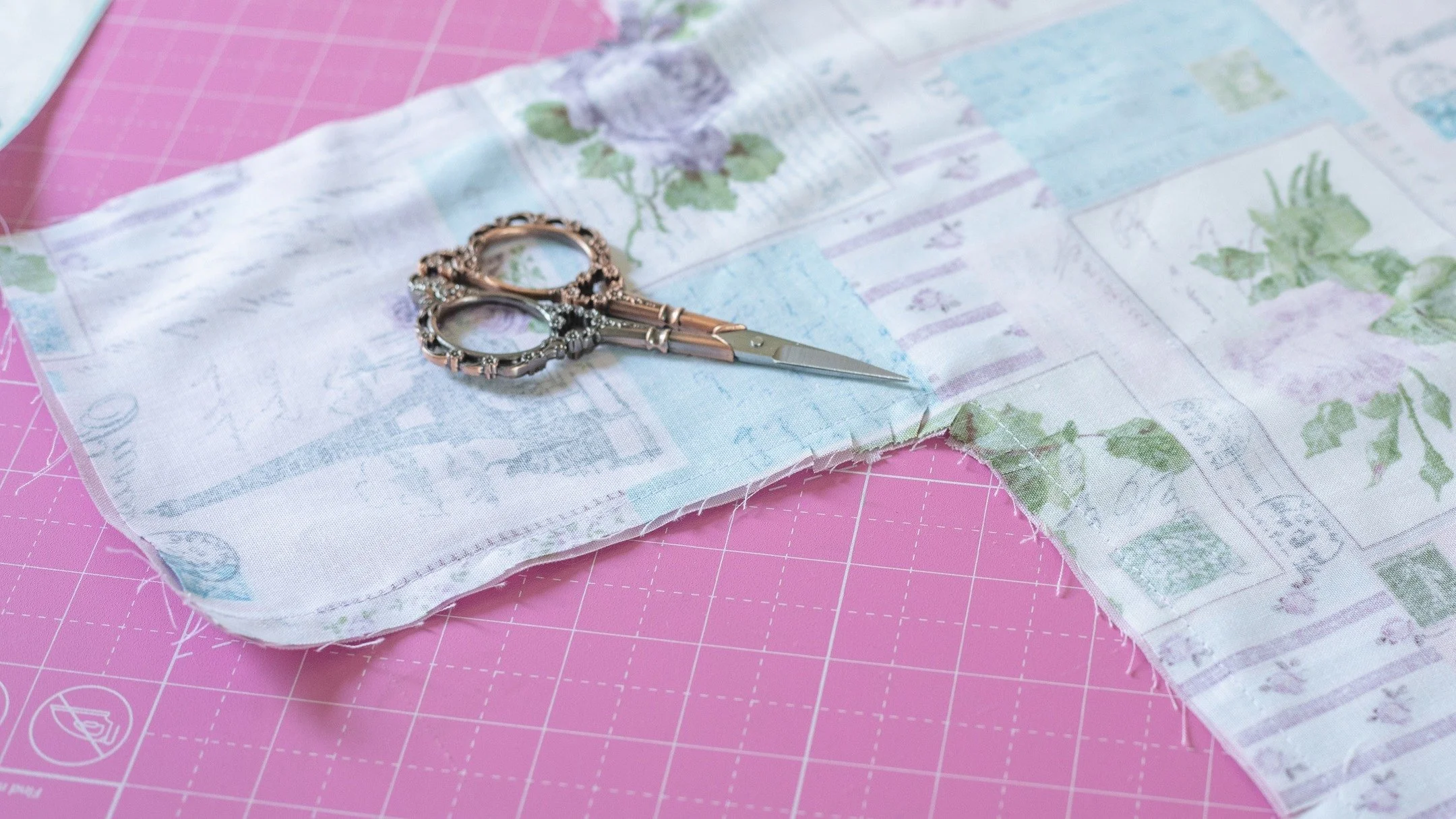 Happiest Tuesday to all you lovely people! 
🧵🪡

I'm working on the digital pattern for my reusable bag. I used to sell them in my Etsy shop, and I wanted to share the pattern with you. (If you're on my email list, you'll be first to get it.)😘

🩵I