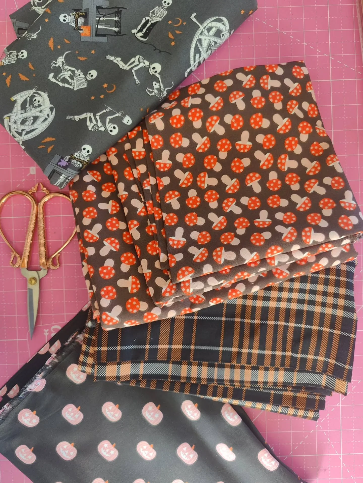 Going through my 🎃 fabrics and I am cutting out Rita blouses today.  I've been living in skirts lately, so Rita tops have been my go-to. 

I want a romper, but I think these prints are too small. 

👇
Real Talk: I've really been on the struggle bus 