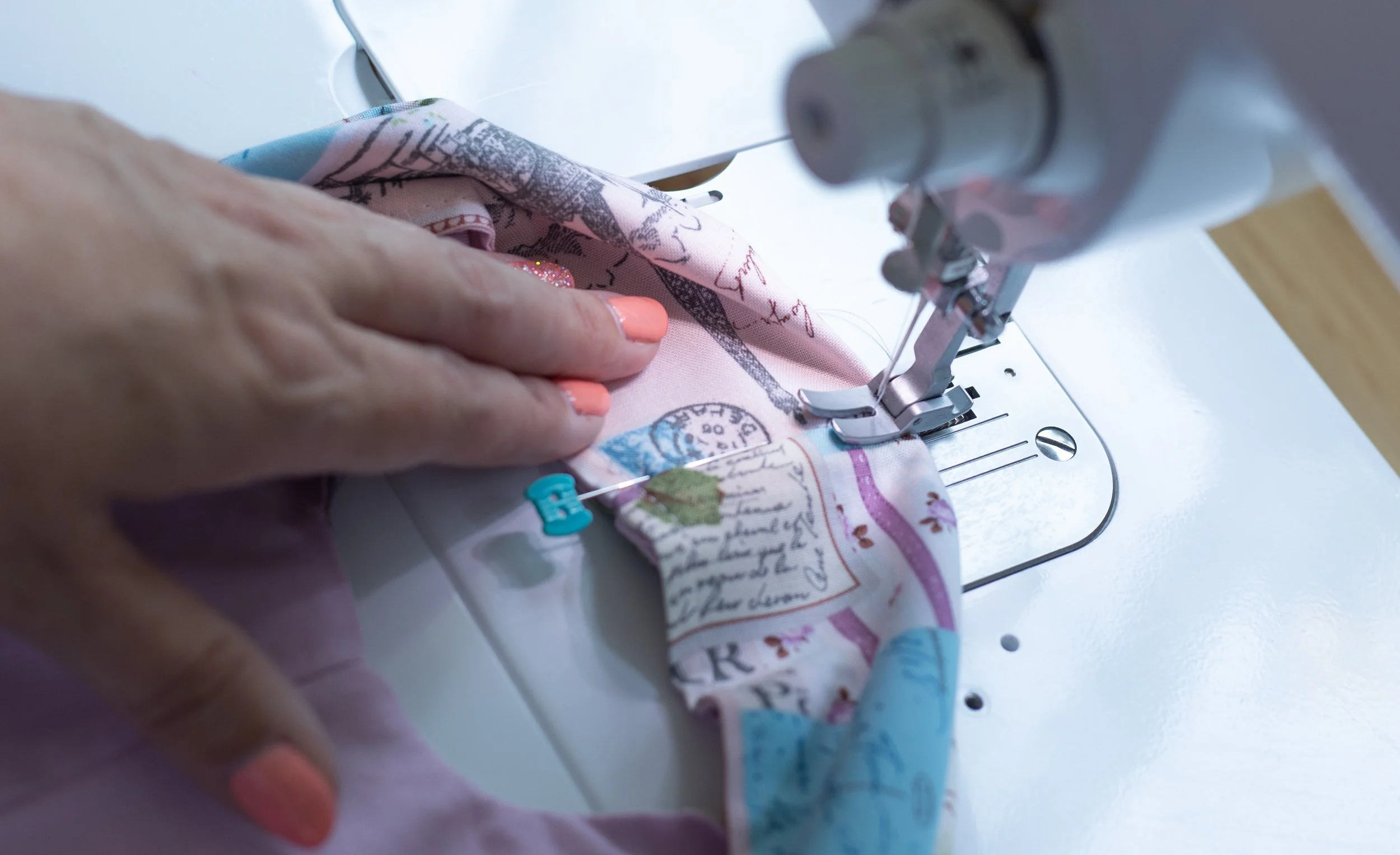 Sewing yourself a simple and quick grocery market bag.